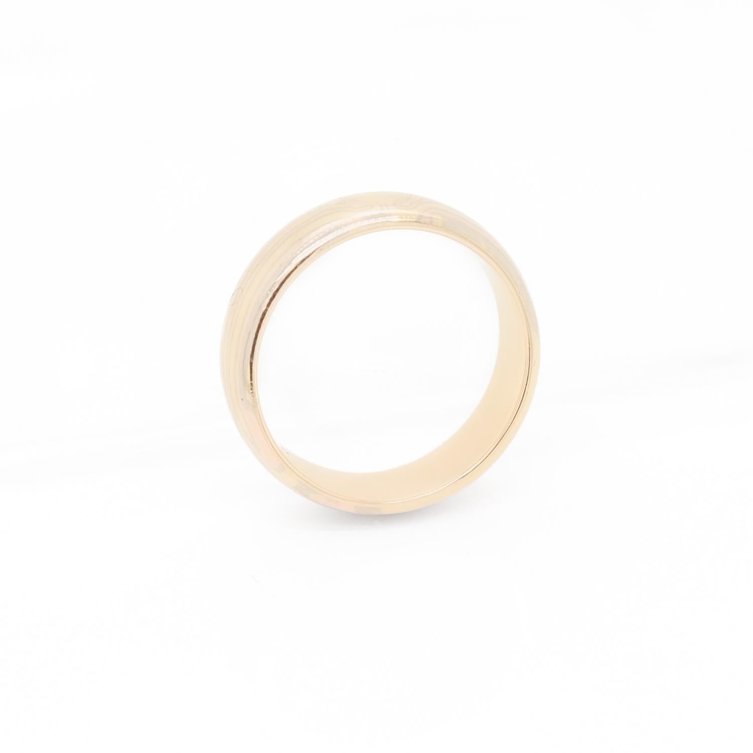Anello firmato George Sawyer in oro 14K Mokume-gane a fascia mezza rotonda in vendita 1