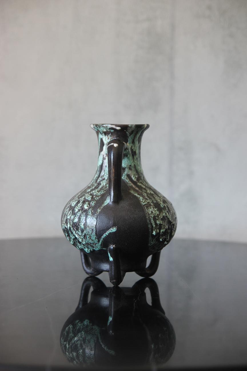 Vintage Mid Century 1960s West German fat lava pottery pitcher. Glaçure bulleuse vert menthe sur gris foncé lisse. Signé, voir la photo.