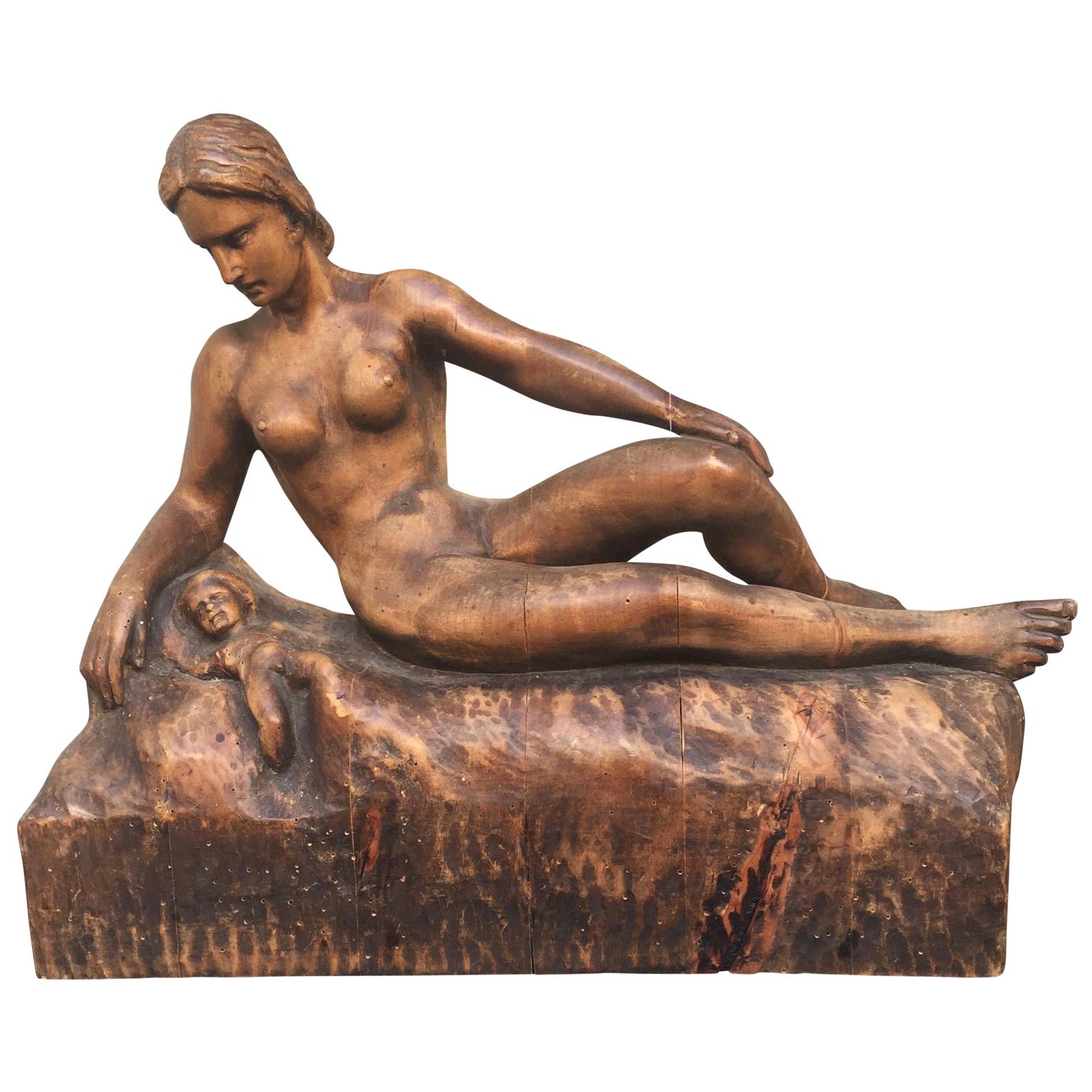 Sculpture allemande en bois signée d'une mère et de son enfant, « Muller 1943 »