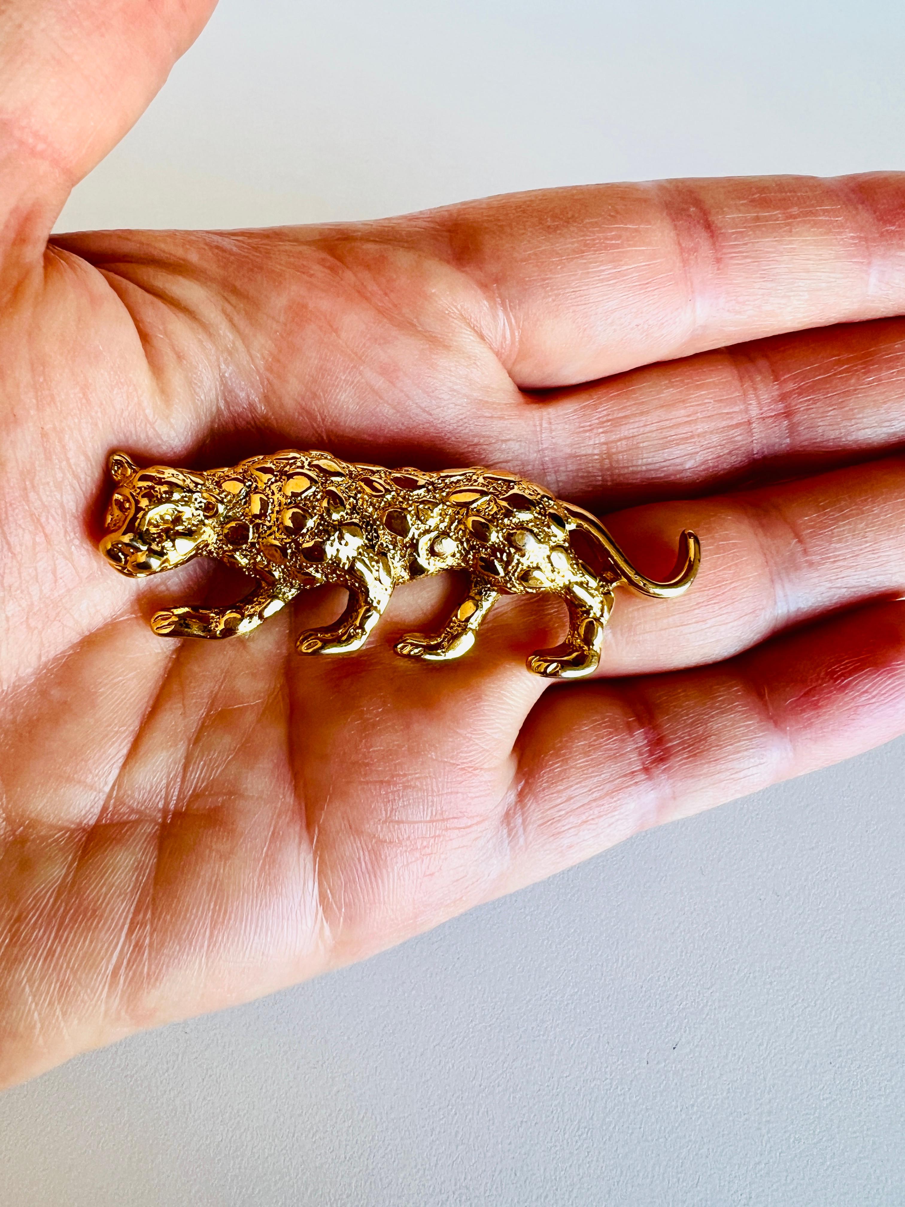 Signed Gerry's Figural Crouching Leopard Brooch Pin Exotic Cat In Good Condition For Sale In Sausalito, CA