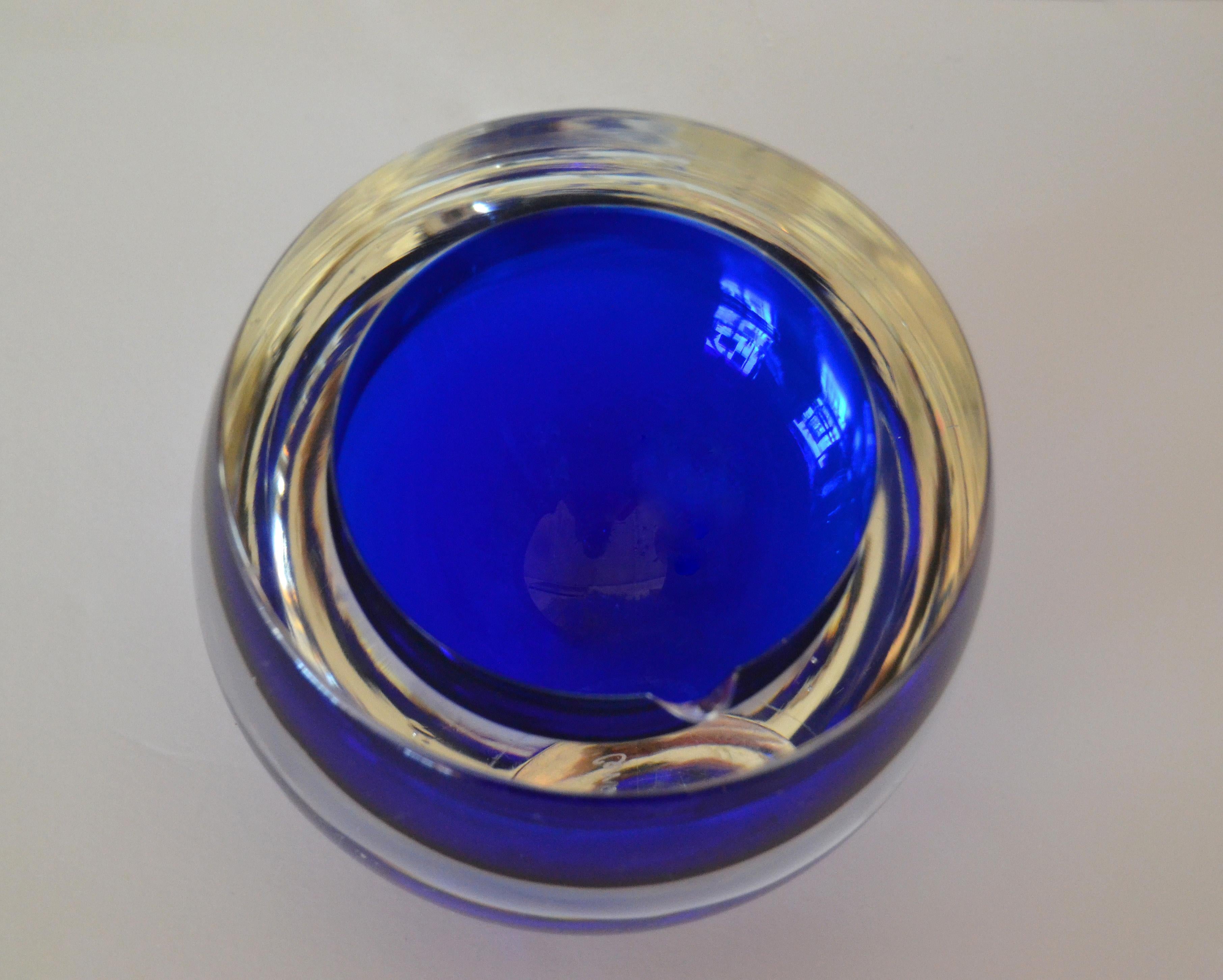 Signed Gino Cenedese Round Heavy Murano Glass Blue and Clear Ashtray Italy 1960s 3