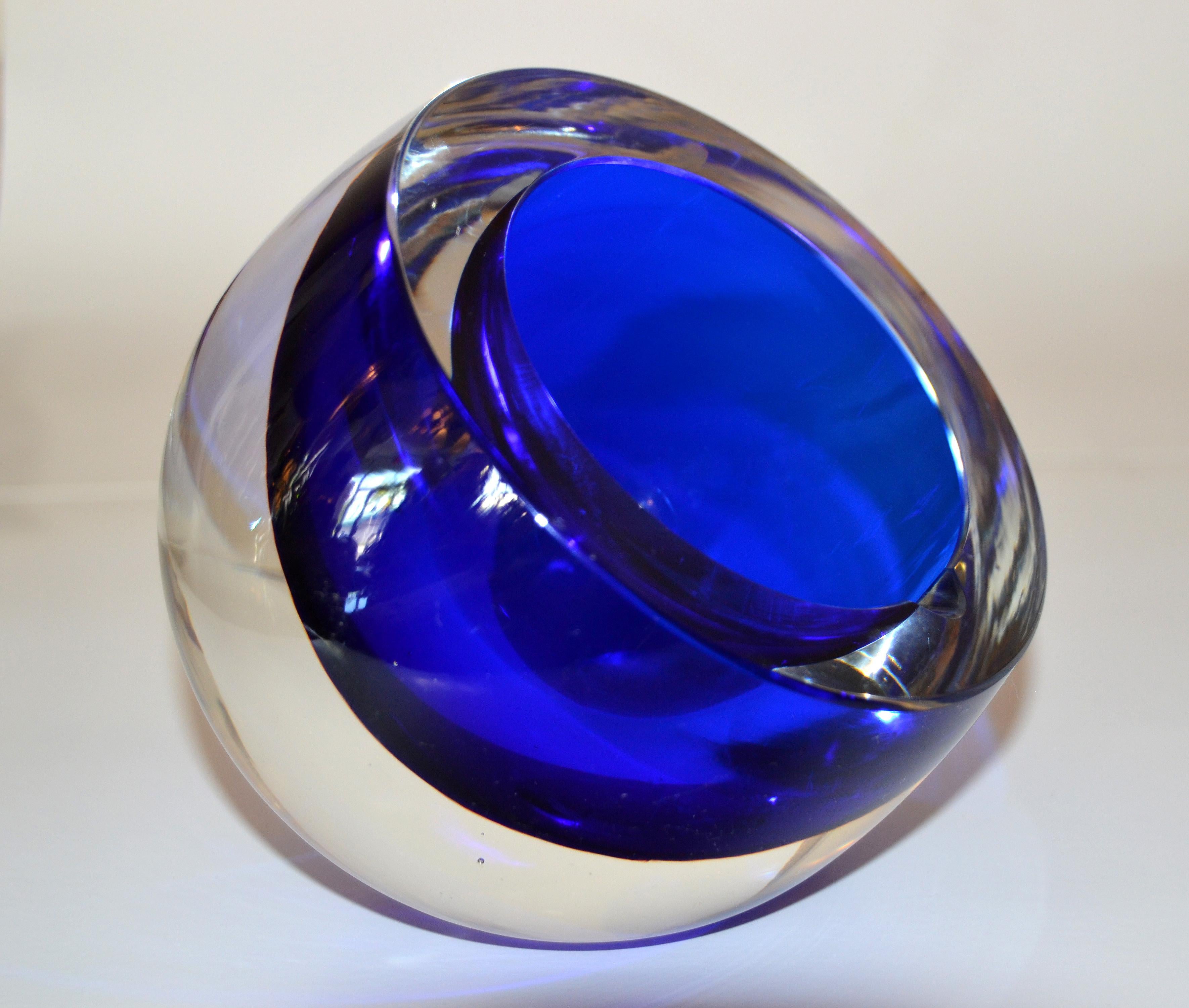Signed Gino Cenedese Round Heavy Murano Glass Blue and Clear Ashtray Italy 1960s 5
