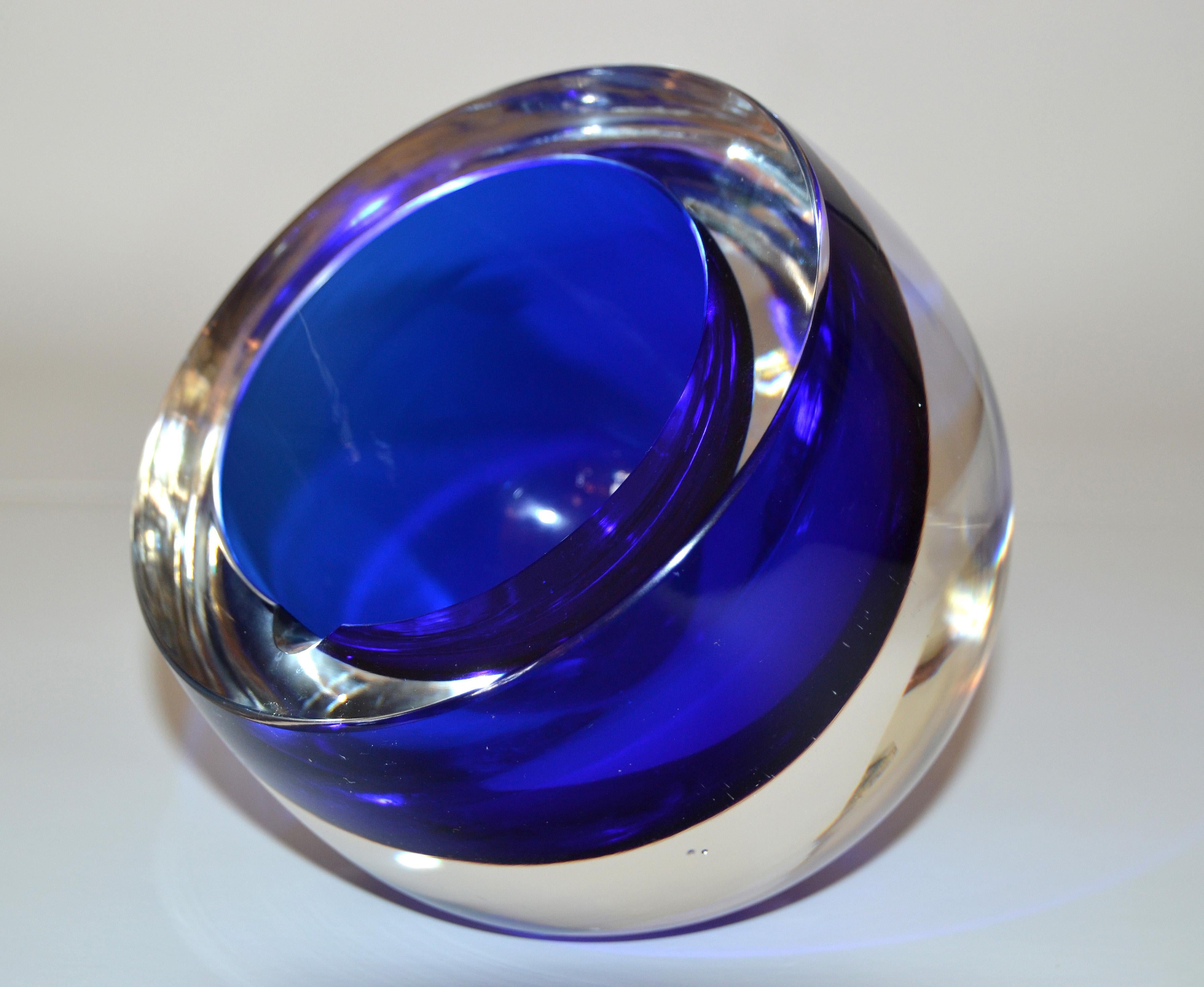 Signed Gino Cenedese Round Heavy Murano Glass Blue and Clear Ashtray Italy 1960s 7