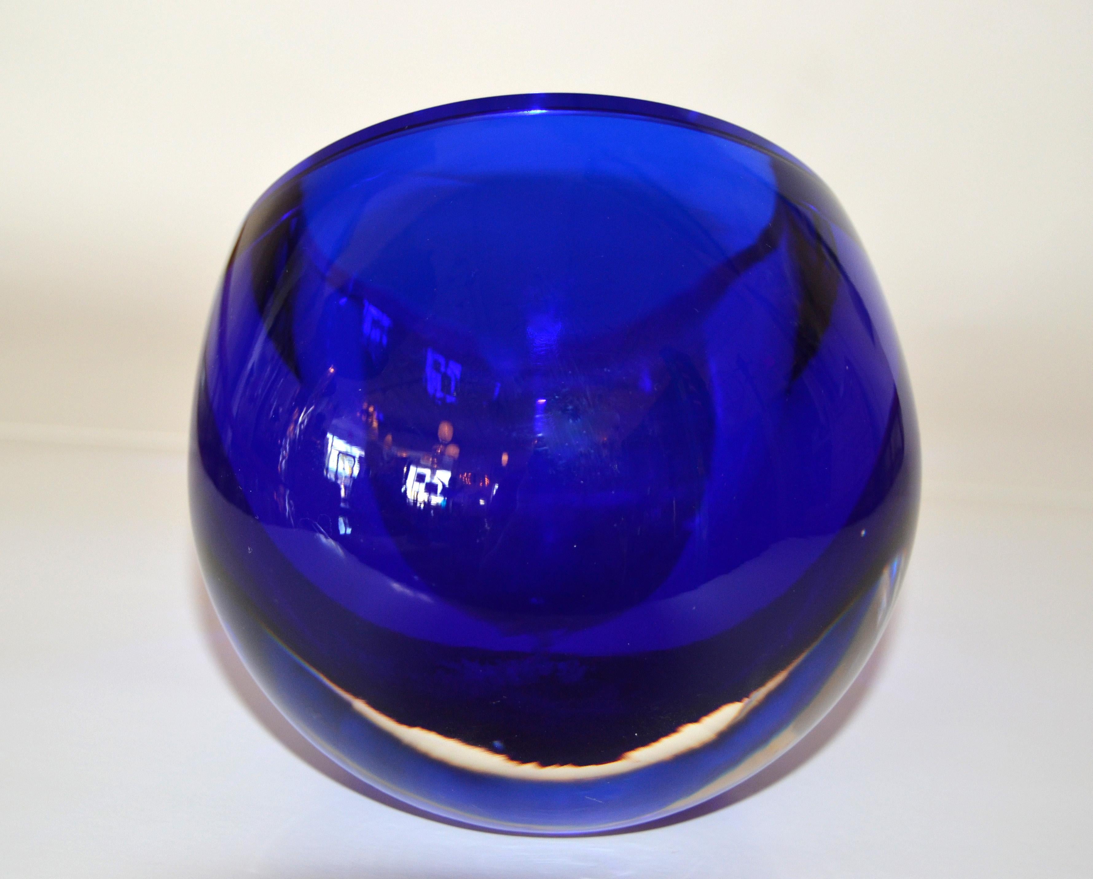 Mid-20th Century Signed Gino Cenedese Round Heavy Murano Glass Blue and Clear Ashtray Italy 1960s