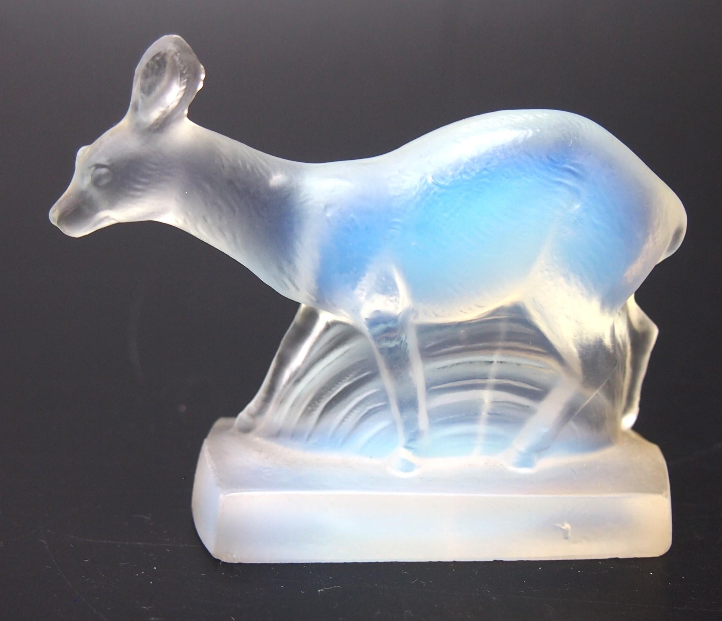Art déco Statuette en verre signée d'un petit cerf par Cesari vers 1920 en vente