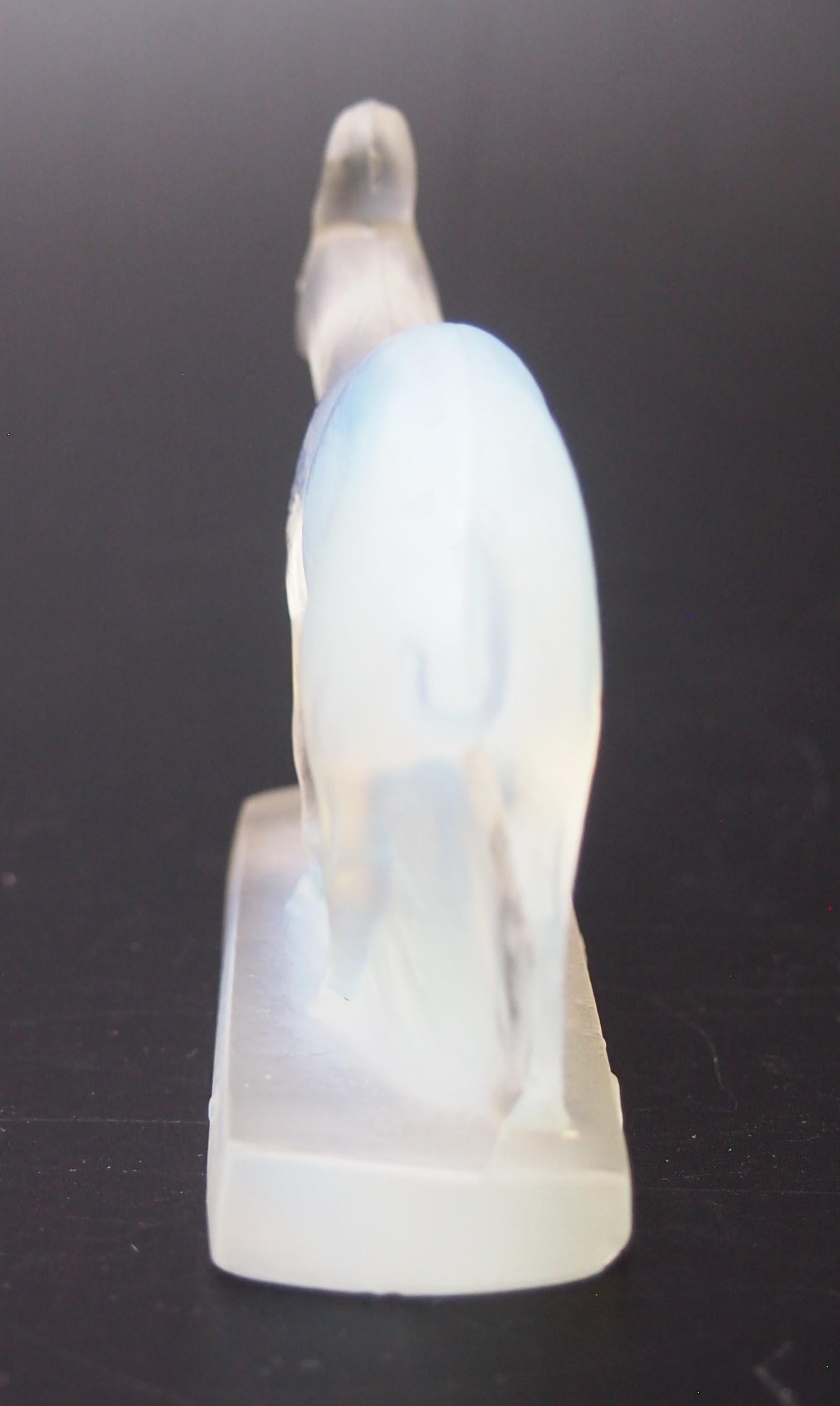 Français Statuette en verre signée d'un petit cerf par Cesari vers 1920 en vente