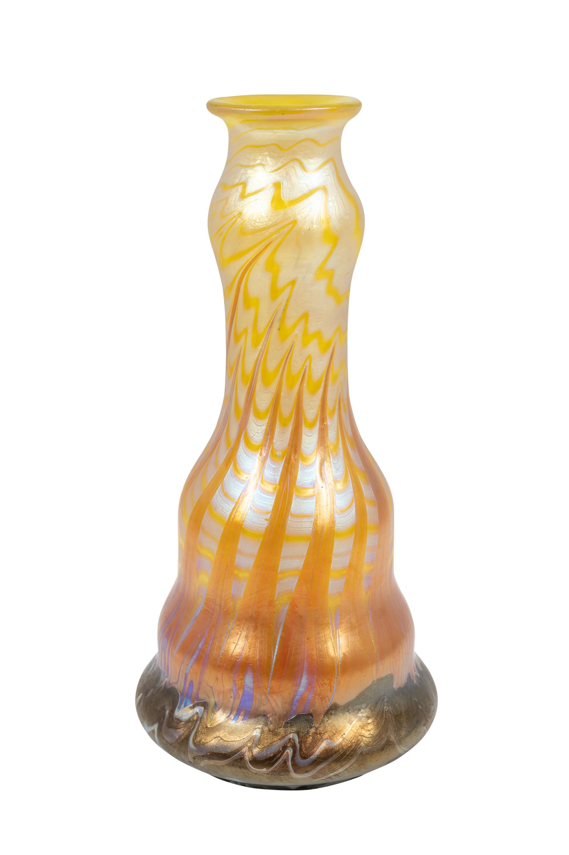 Vase aus böhmischem Glas, hergestellt von Johann Loetz Witwe, Dekor PG 356, um 1900, signiert, Pariser Weltausstellung, gelb, orange, braun, ocker, silber, weiß, Bohemia, Wiener Jugendstil, Art Deco, Kunstglas, irisierendes Glas.

Technik und