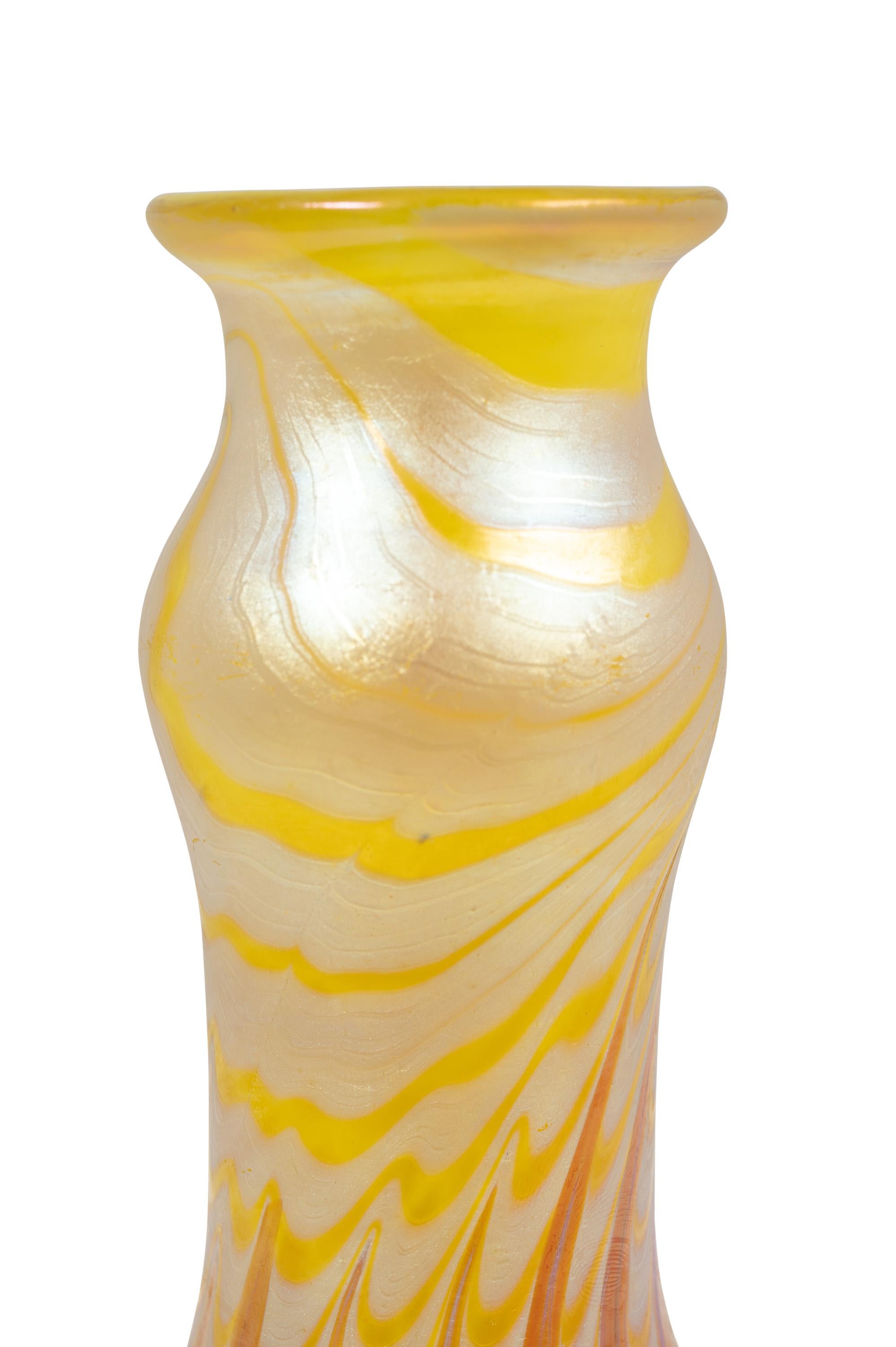 Autrichien Vase en verre signé Loetz circa 1900 Art nouveau Jugendstil Bohemia jaune orange en vente
