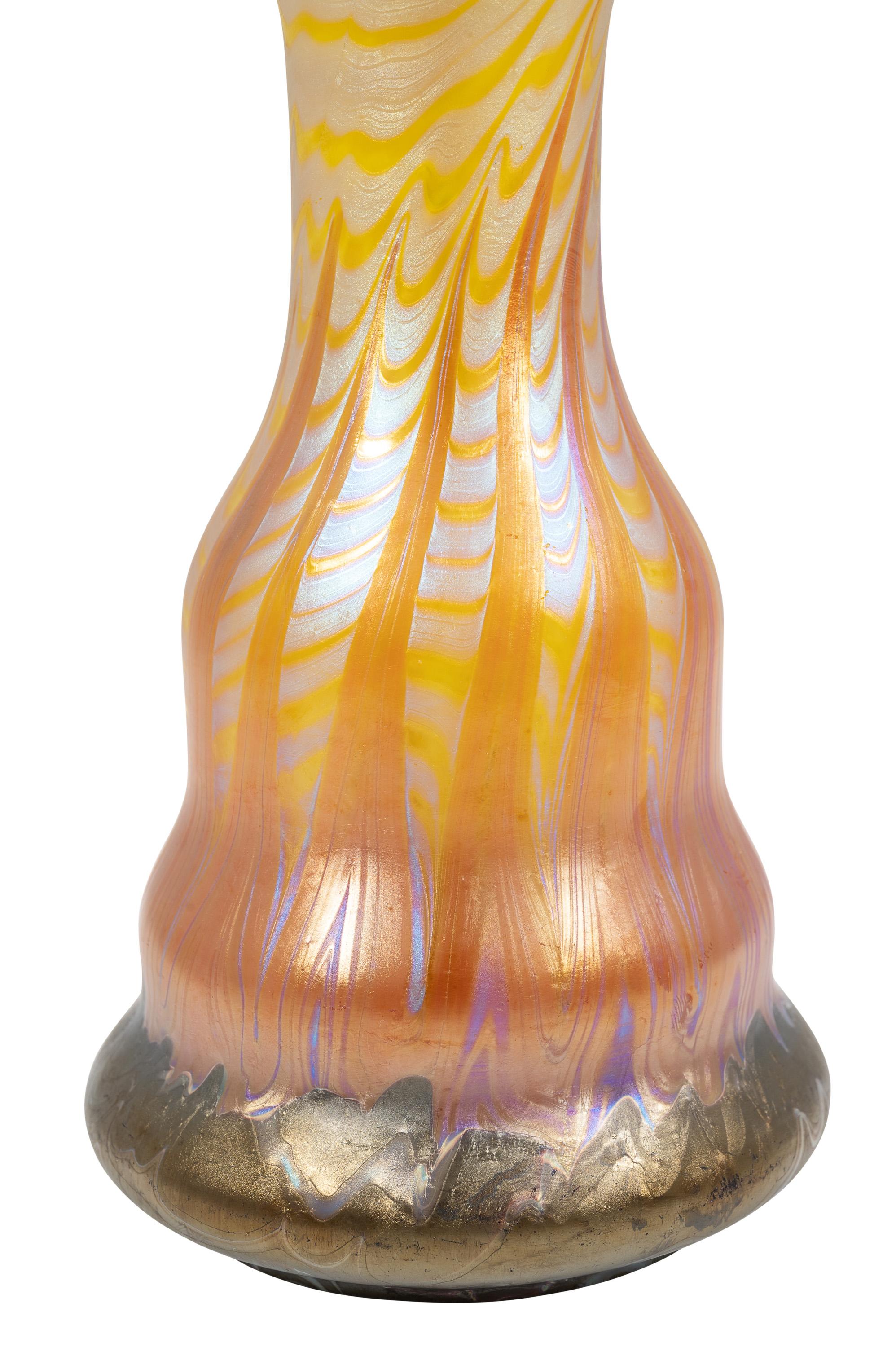 Vase en verre signé Loetz circa 1900 Art nouveau Jugendstil Bohemia jaune orange Bon état - En vente à Klosterneuburg, AT