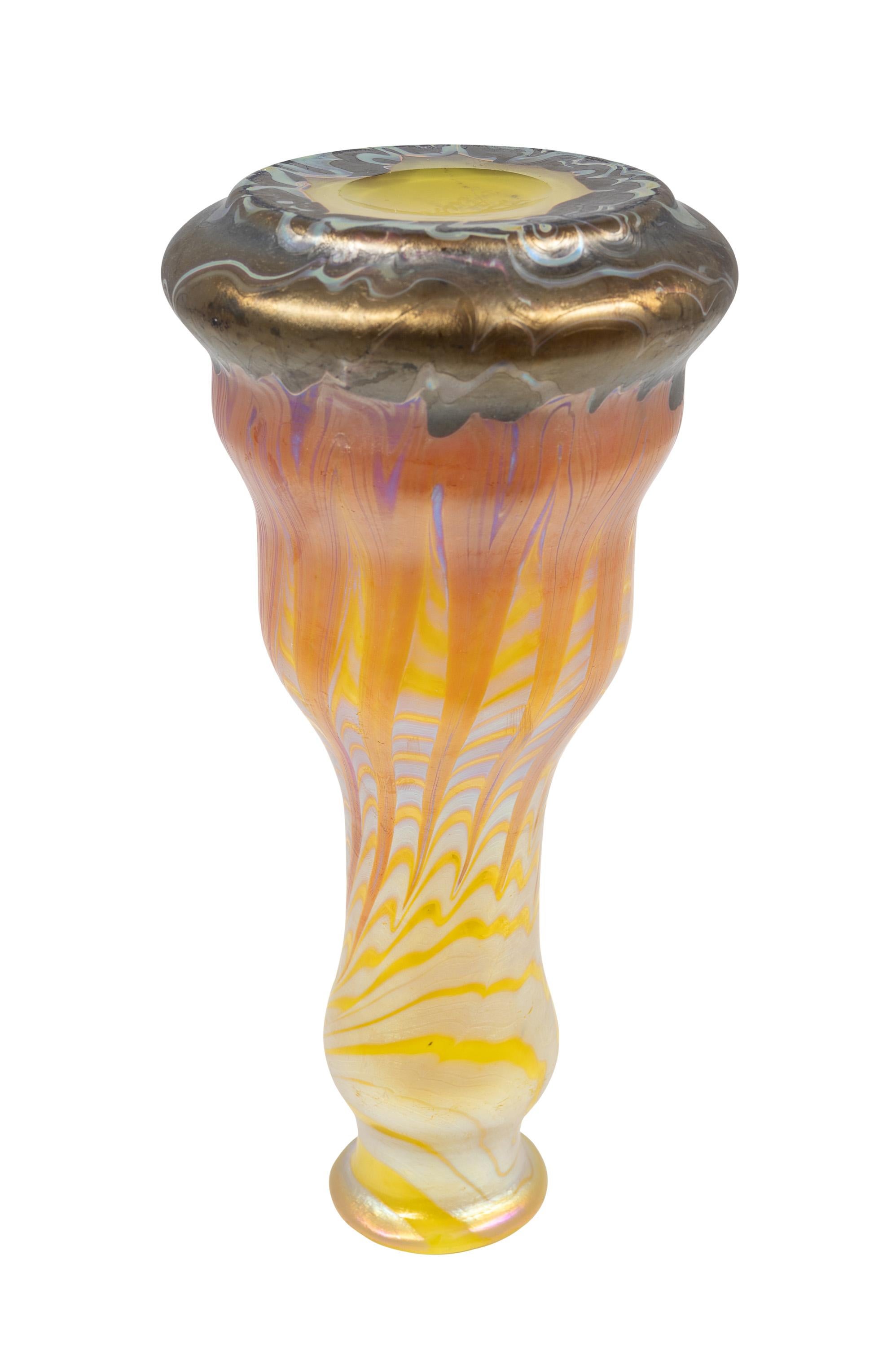20ième siècle Vase en verre signé Loetz circa 1900 Art nouveau Jugendstil Bohemia jaune orange en vente