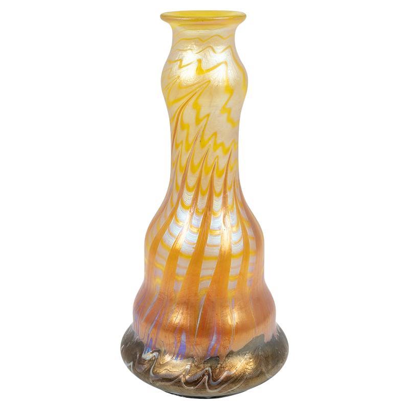 Vase en verre signé Loetz circa 1900 Art nouveau Jugendstil Bohemia jaune orange en vente