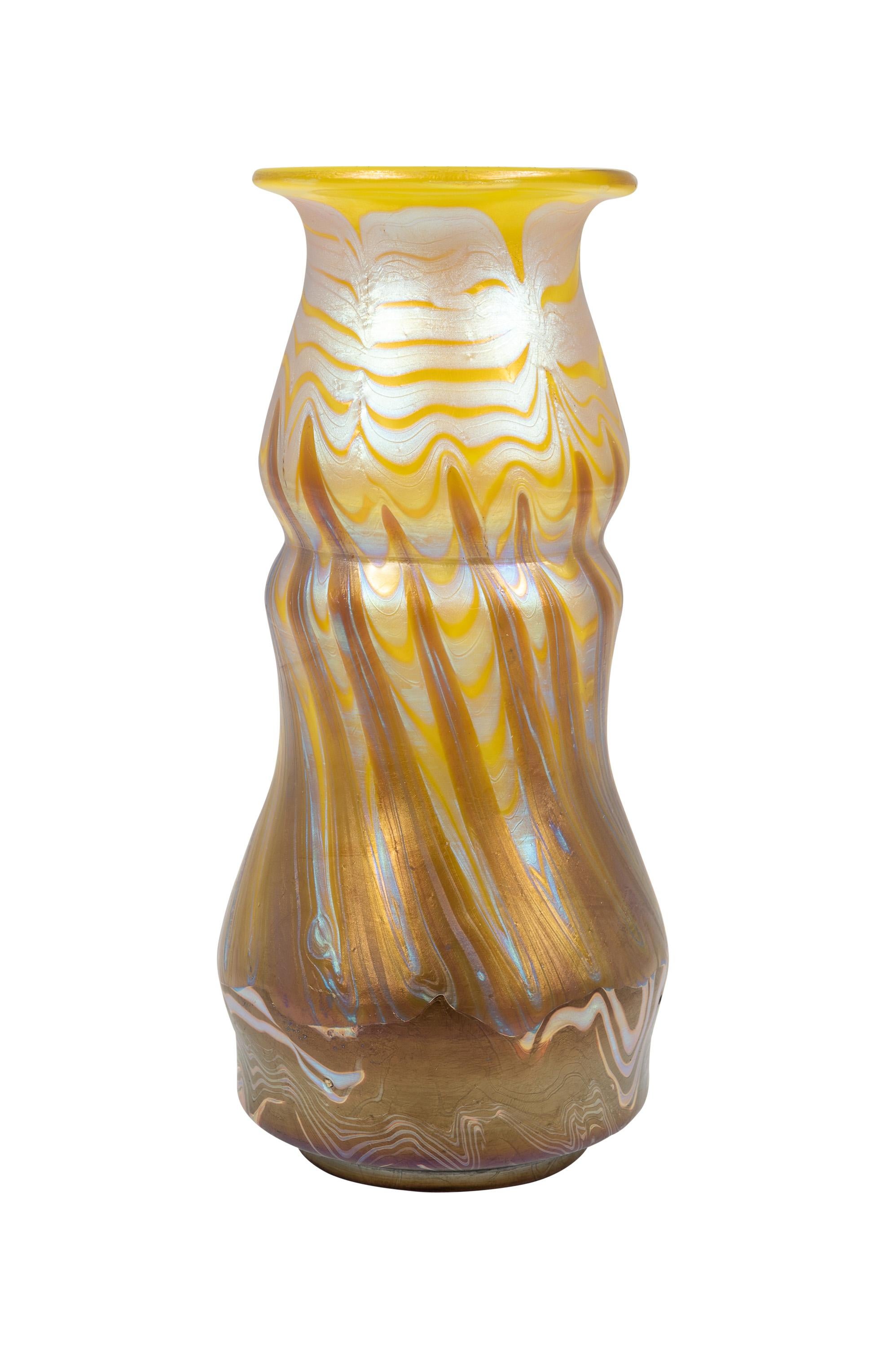 Autrichien Vase en verre signé Loetz Art Decor vers 1900 Art Nouveau Jugendstil Bohemia en vente