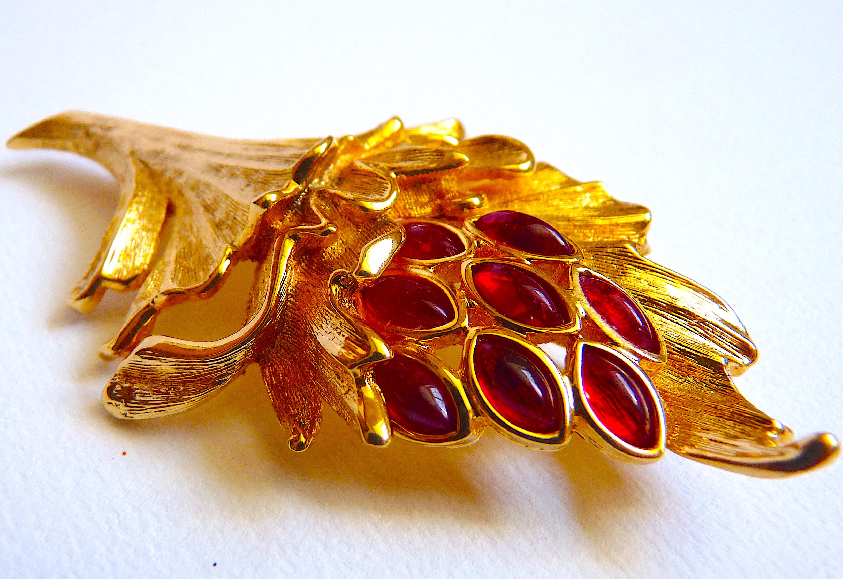 This is a GROSSE signed Brooch in gold tone metal and Red Stones, Vintage from the 1960s. 

Signed GROSSE at back

From the 1950s to the 1980s, Grosse Germany factory produced costume jewelry and french haute couture jewelry for Christian Dior and