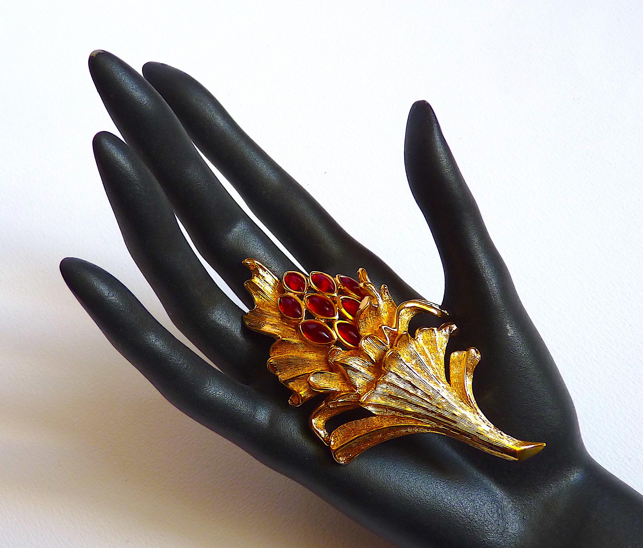 Signed GROSSE Gold Metal and Red Stones Brooch, Vintage Grosse Germany Jewelry In Excellent Condition For Sale In CHAMPEAUX-SUR-SARTHE, FR