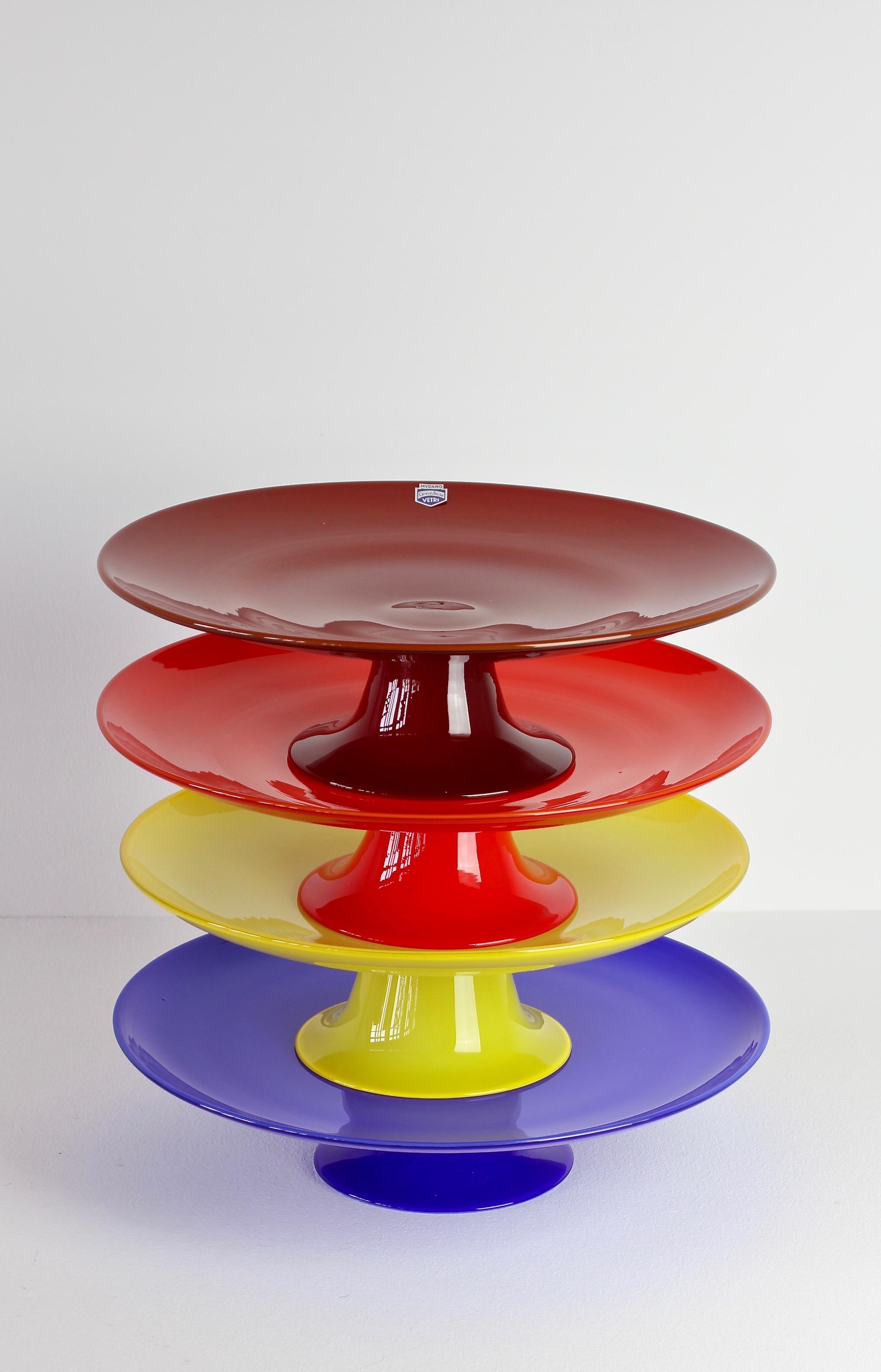 Signed Group of Cenedese Murano Glass Vibrantly Colored Glass Cake Stands In Excellent Condition In Landau an der Isar, Bayern
