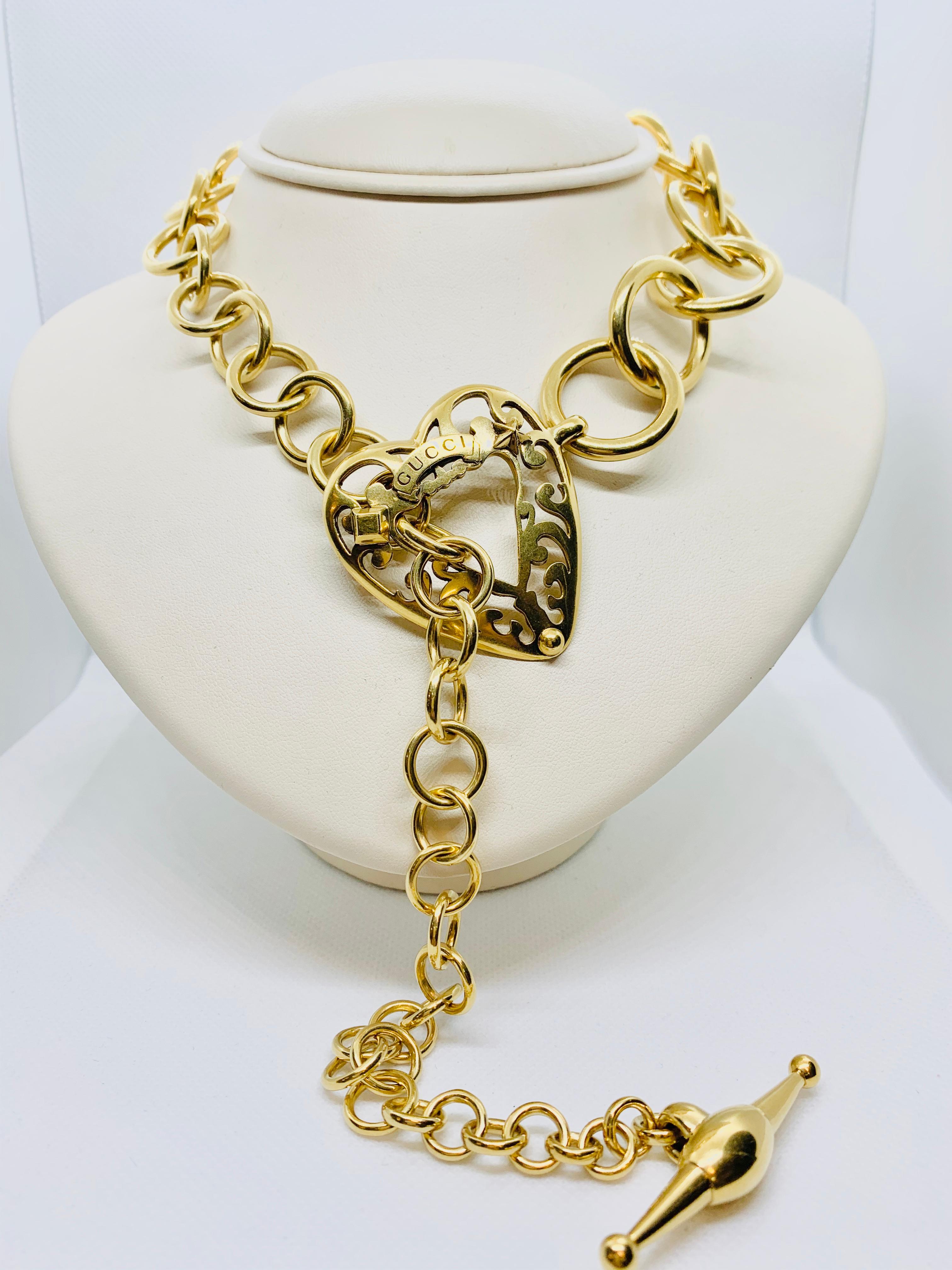 Signed Gucci 18 Karat Gold Link Toggle Necklace with Heart Shaped Center Piece 7