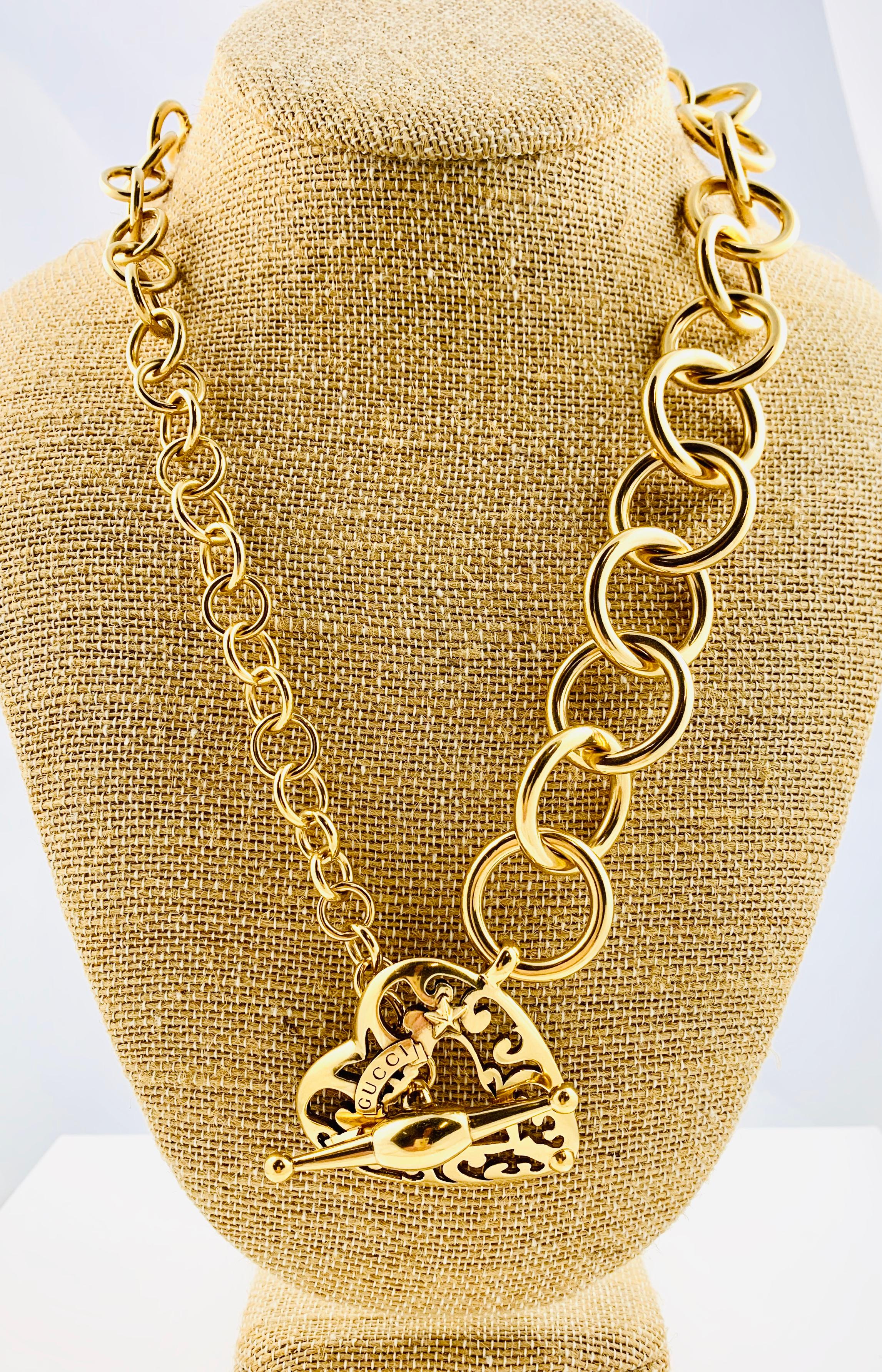 This is such a gorgeous Necklace! Signed designer Gucci piece that is made in 18k yellow Gold. The piece measures 20 inches ling and weighs 102.1 grams. It has a toggle clasp that is marked Gucci and the links vary in size from 1/2 inch in diameter,