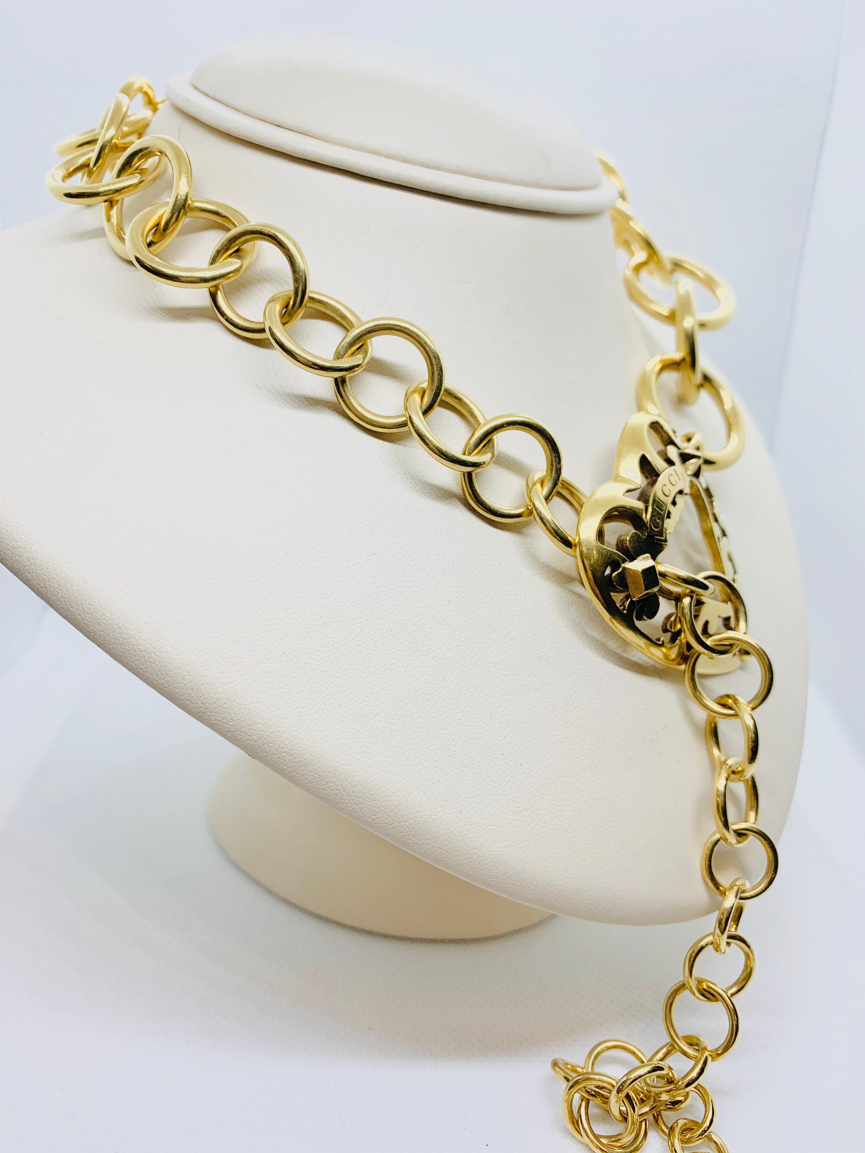 Contemporary Signed Gucci 18 Karat Gold Link Toggle Necklace with Heart Shaped Center Piece