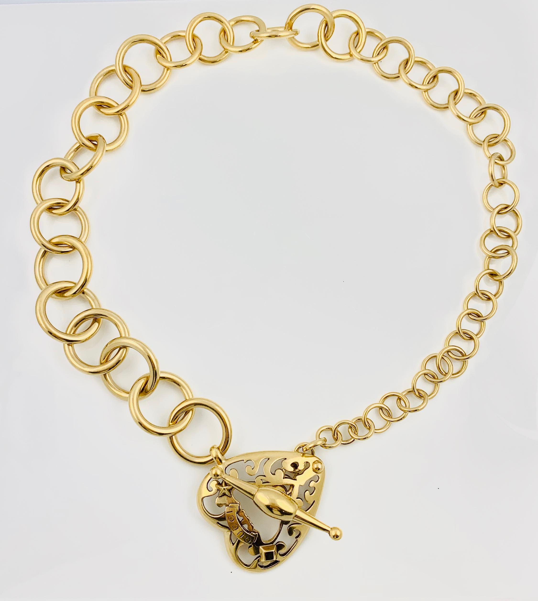 Signed Gucci 18 Karat Gold Link Toggle Necklace with Heart Shaped Center Piece In Excellent Condition In Birmingham, AL