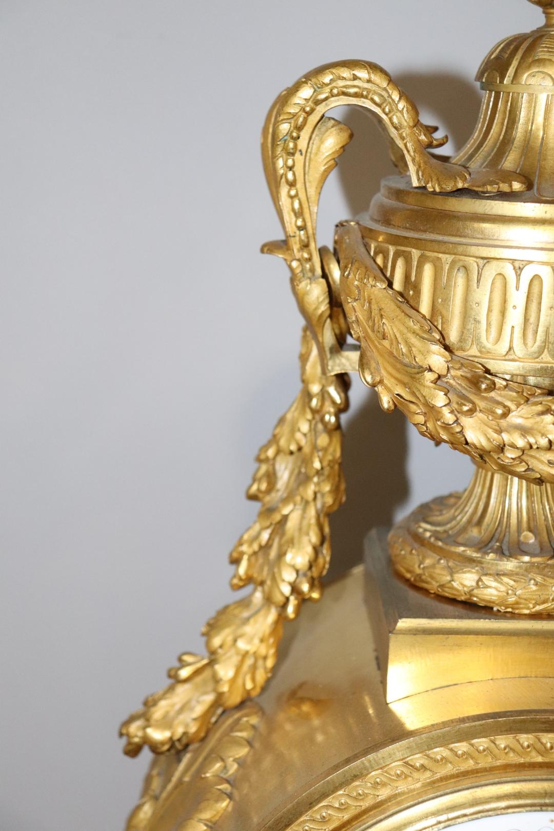 Signierte Guibal-Kaminuhr aus massiver Bronze im französischen Louis-XV-Stil (Französisch) im Angebot
