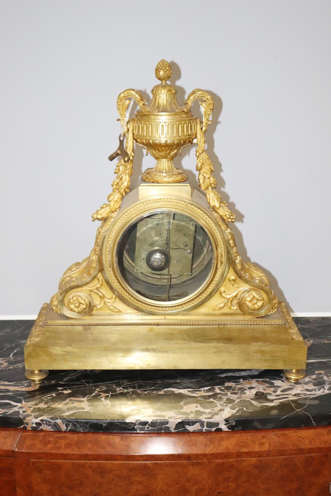 Début du 20ème siècle Pendule de cheminée française de style Louis XV en bronze massif signée Guibal en vente