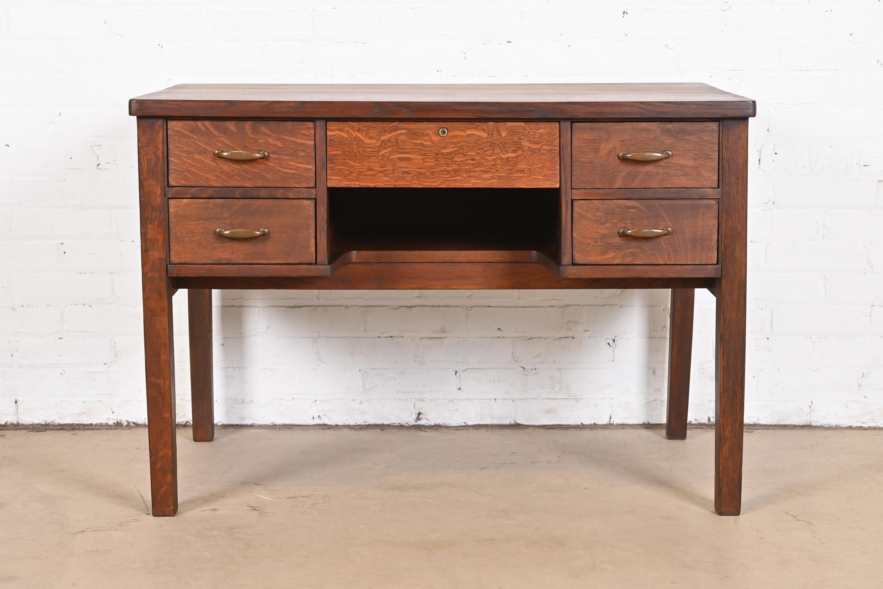 A rare and exceptional antique Mission or Arts & Crafts writing desk

By Gustav Stickley (original label present)

USA, Early 20th Century

Solid quarter sawn oak, with original copper hardware.

Measures: 42