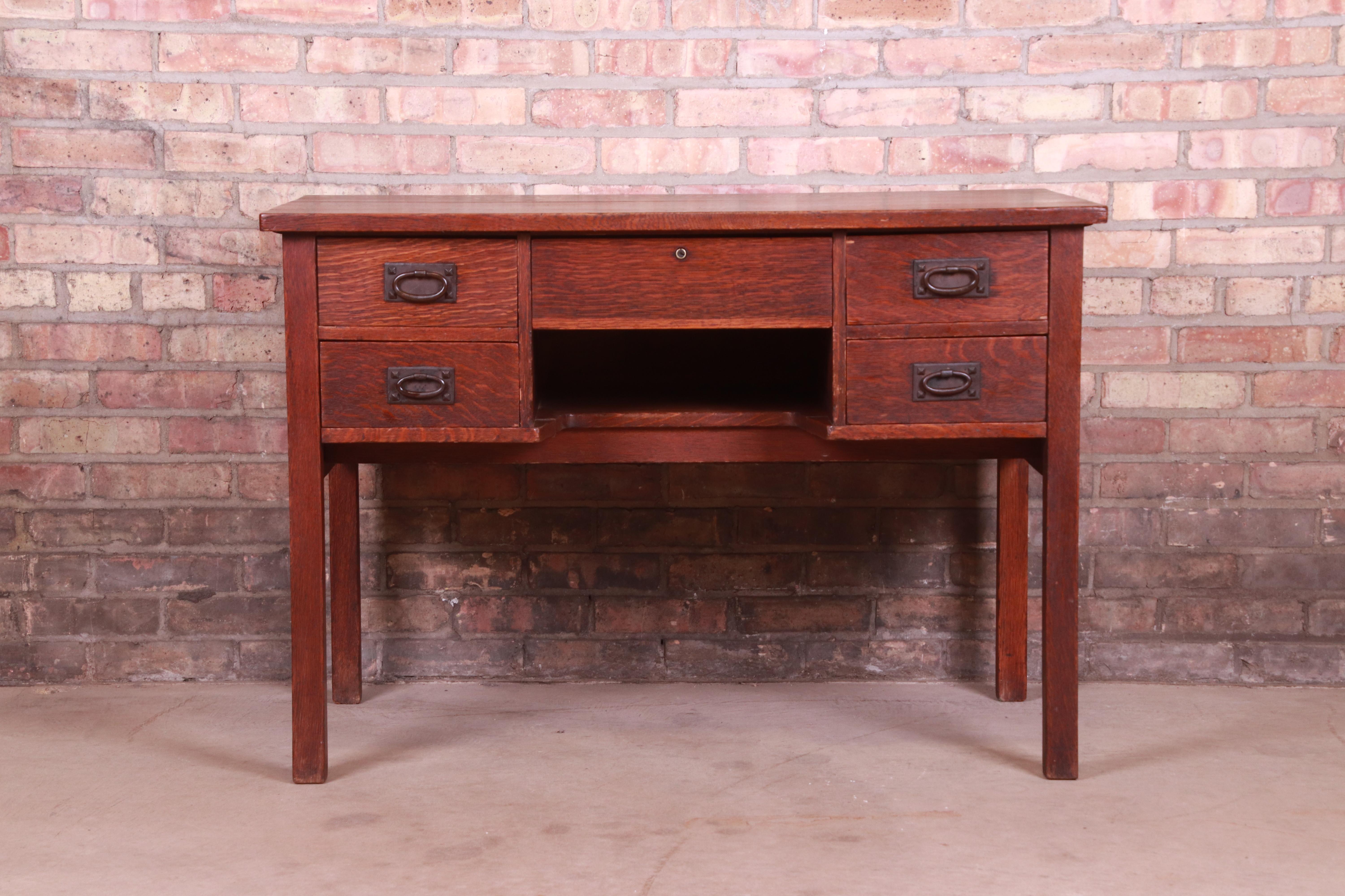 Arts and Crafts Bureau Arts & Crafts Mission en chêne signé Gustav Stickley, vers 1900 en vente