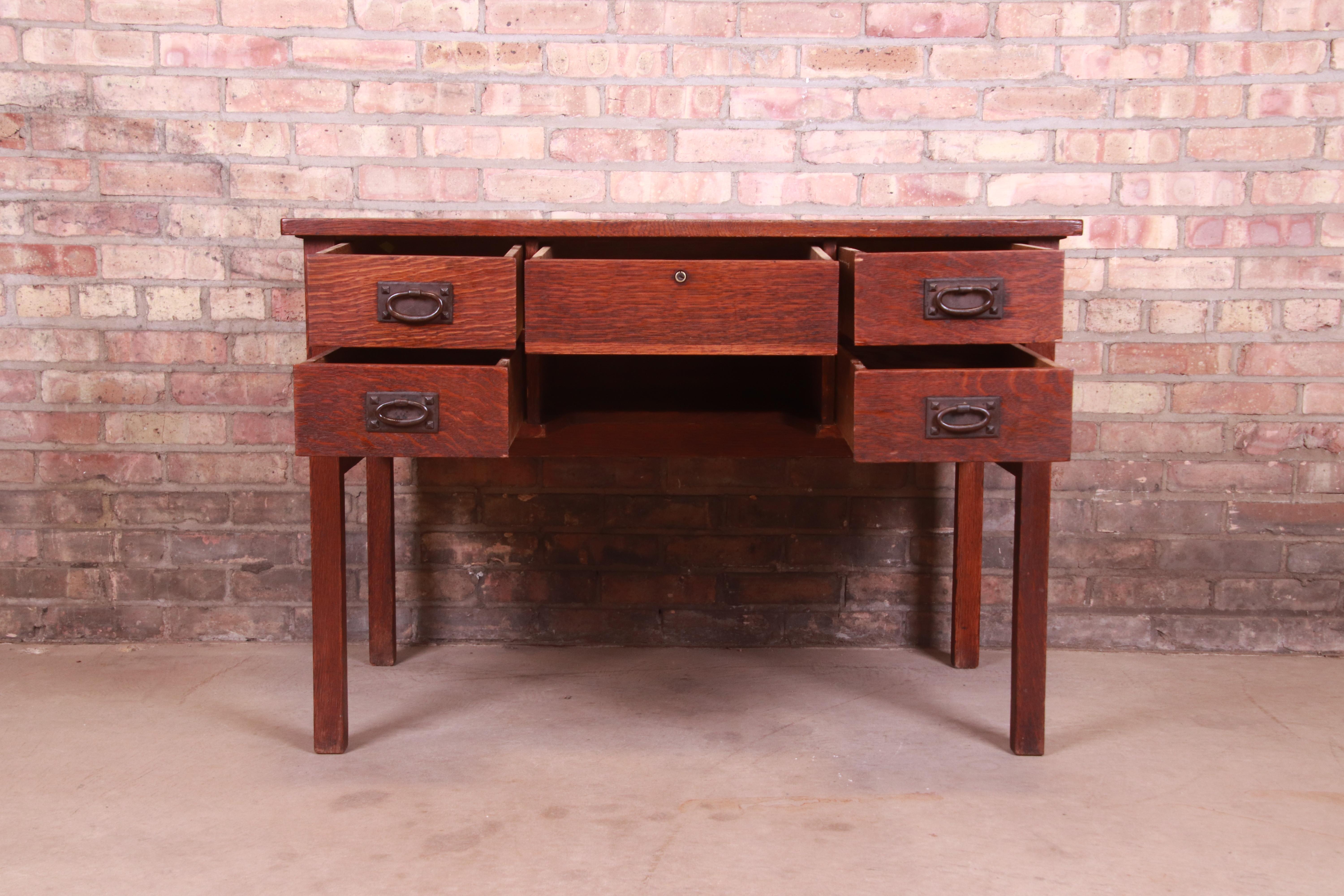 Signed Gustav Stickley Antique Mission Oak Arts & Crafts Desk, Circa 1900 In Good Condition For Sale In South Bend, IN