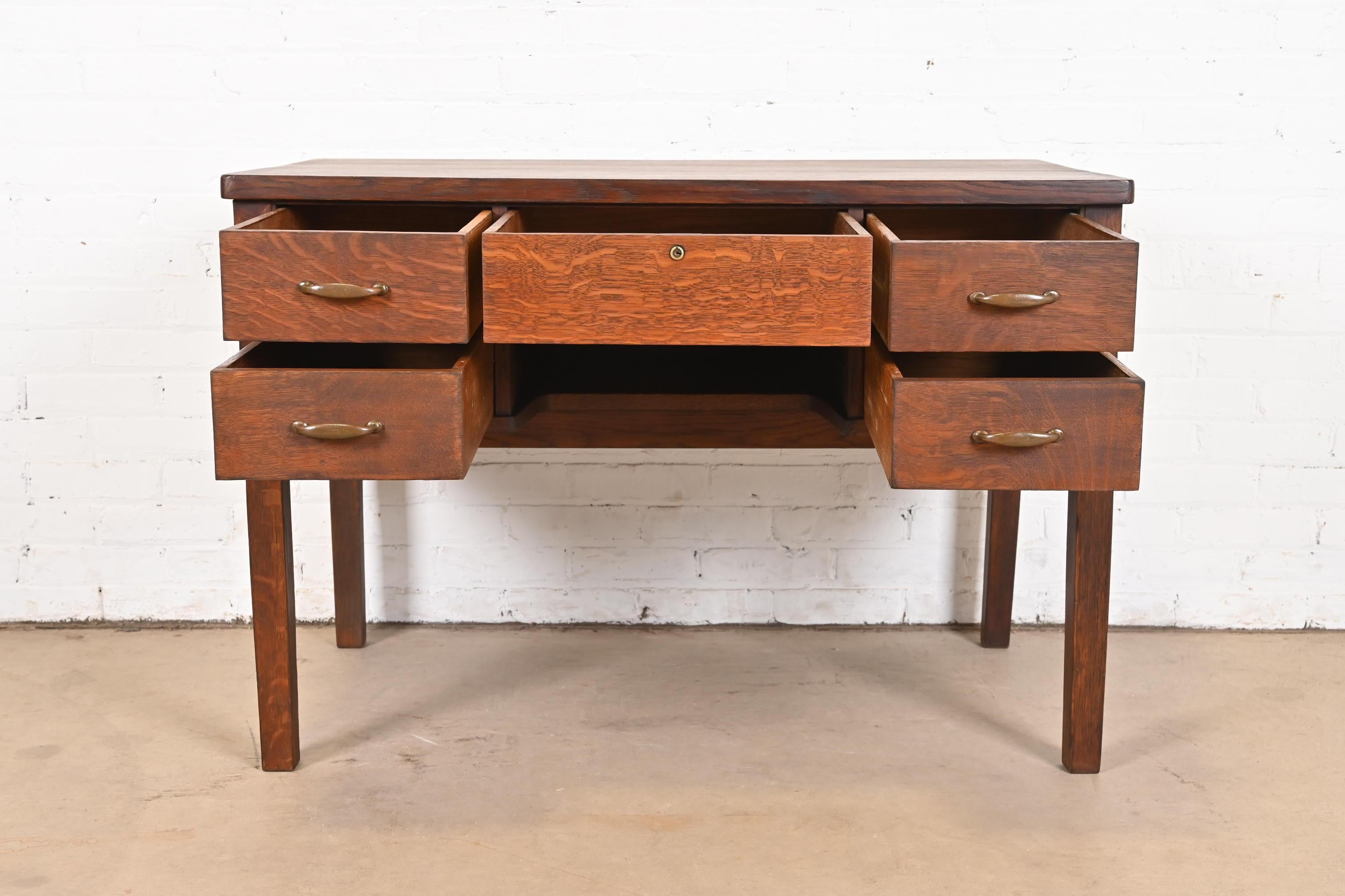 Signed Gustav Stickley Antique Mission Oak Arts & Crafts Desk, Circa 1900 In Good Condition For Sale In South Bend, IN