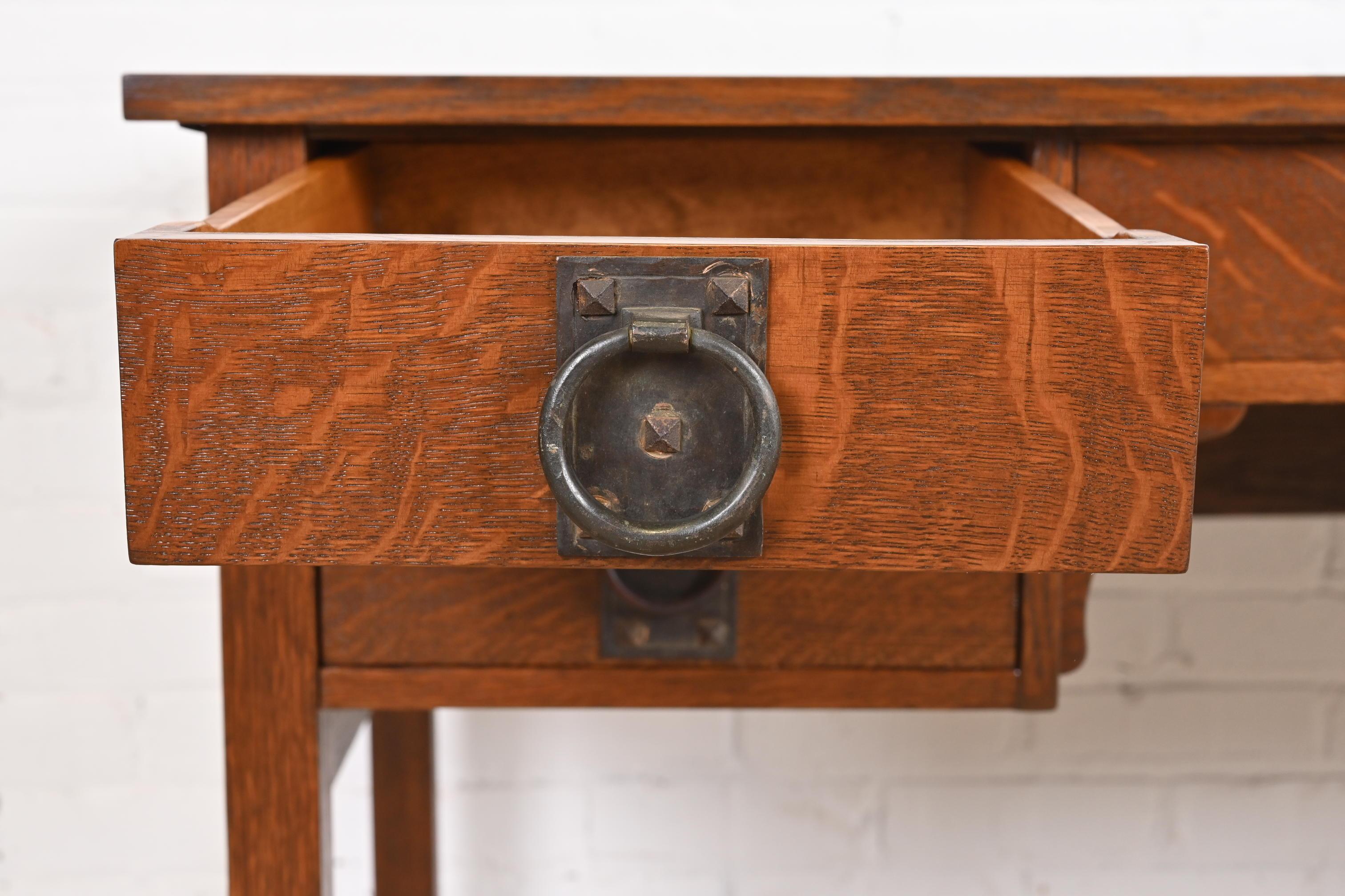 Signierter Gustav Stickley Antiker Missions-Schreibtisch aus Eichenholz im Arts and Crafts-Stil, neu restauriert im Angebot 6