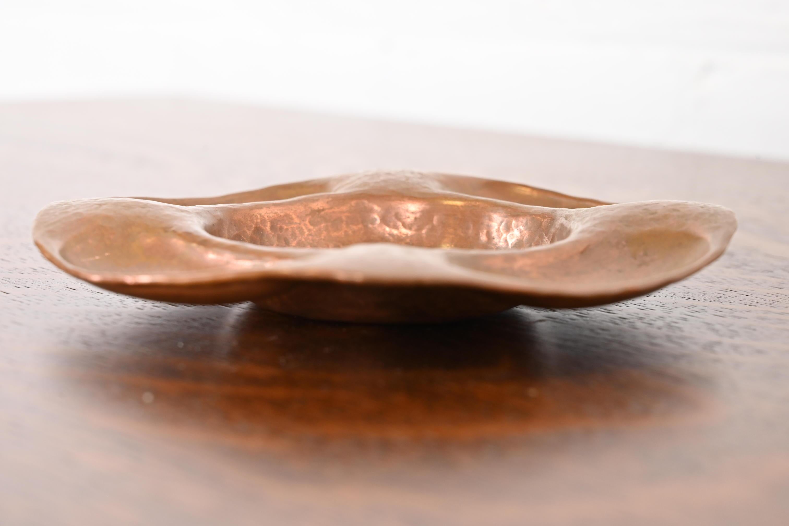 Cenicero de cobre martillado firmado Gustav Stickley Arts & Crafts Artes y manualidades en venta