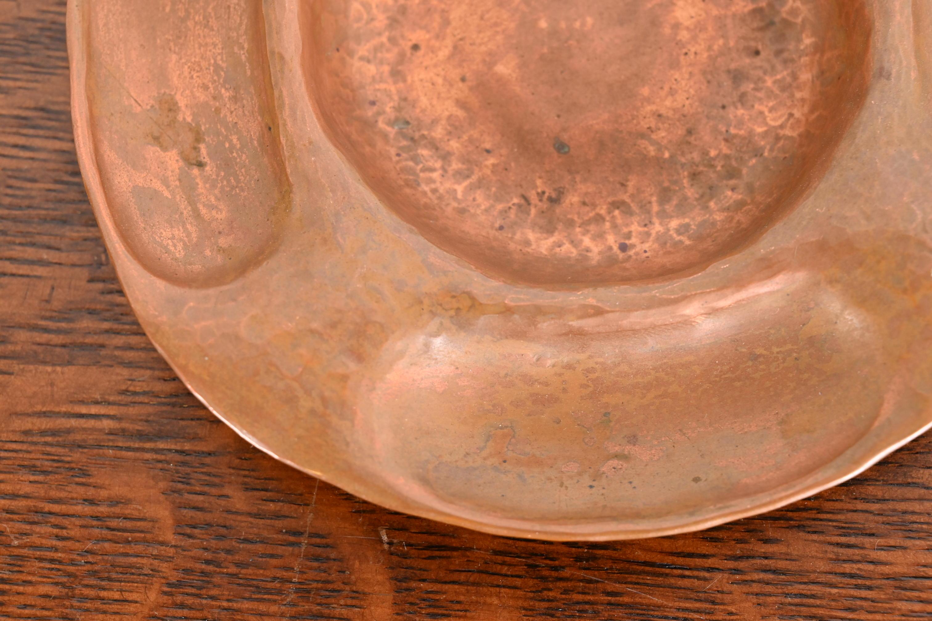 Cenicero de cobre martillado firmado Gustav Stickley Arts & Crafts en Bueno estado para la venta en South Bend, IN