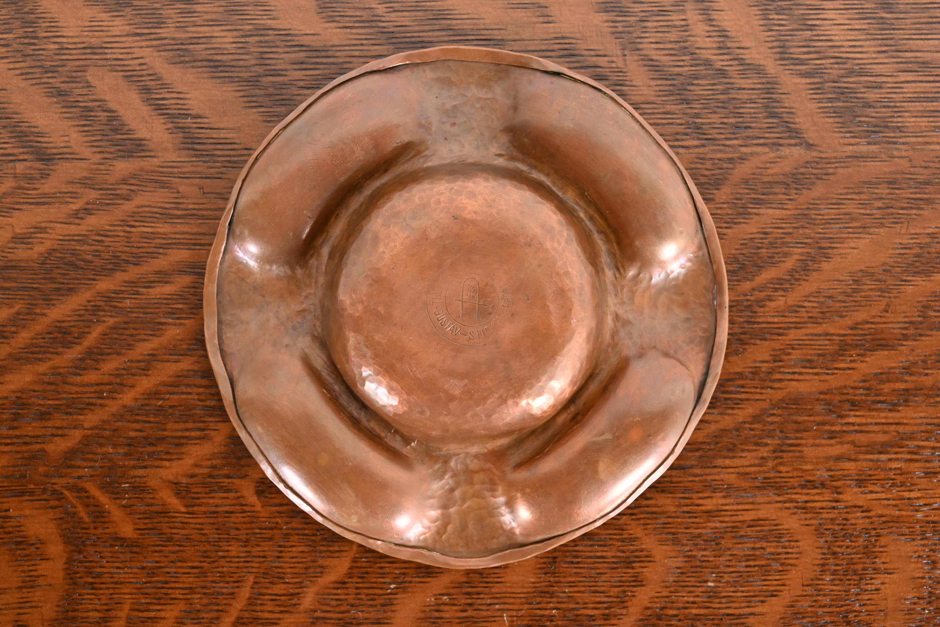 Cenicero de cobre martillado firmado Gustav Stickley Arts & Crafts siglo XX en venta