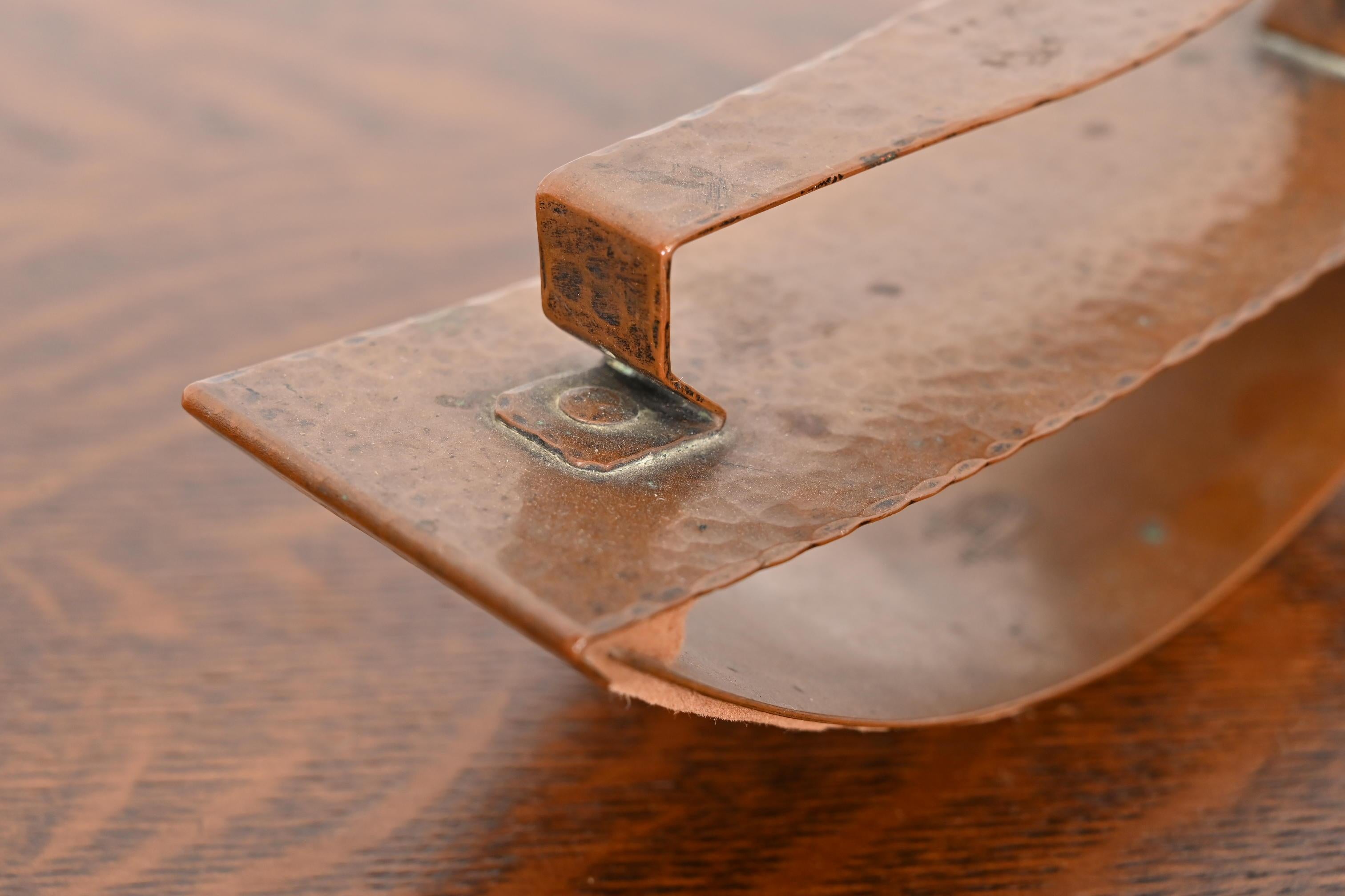 20ième siècle Chemisier à bascule en cuivre martelé signé Gustav Stickley Arts & Crafts en vente