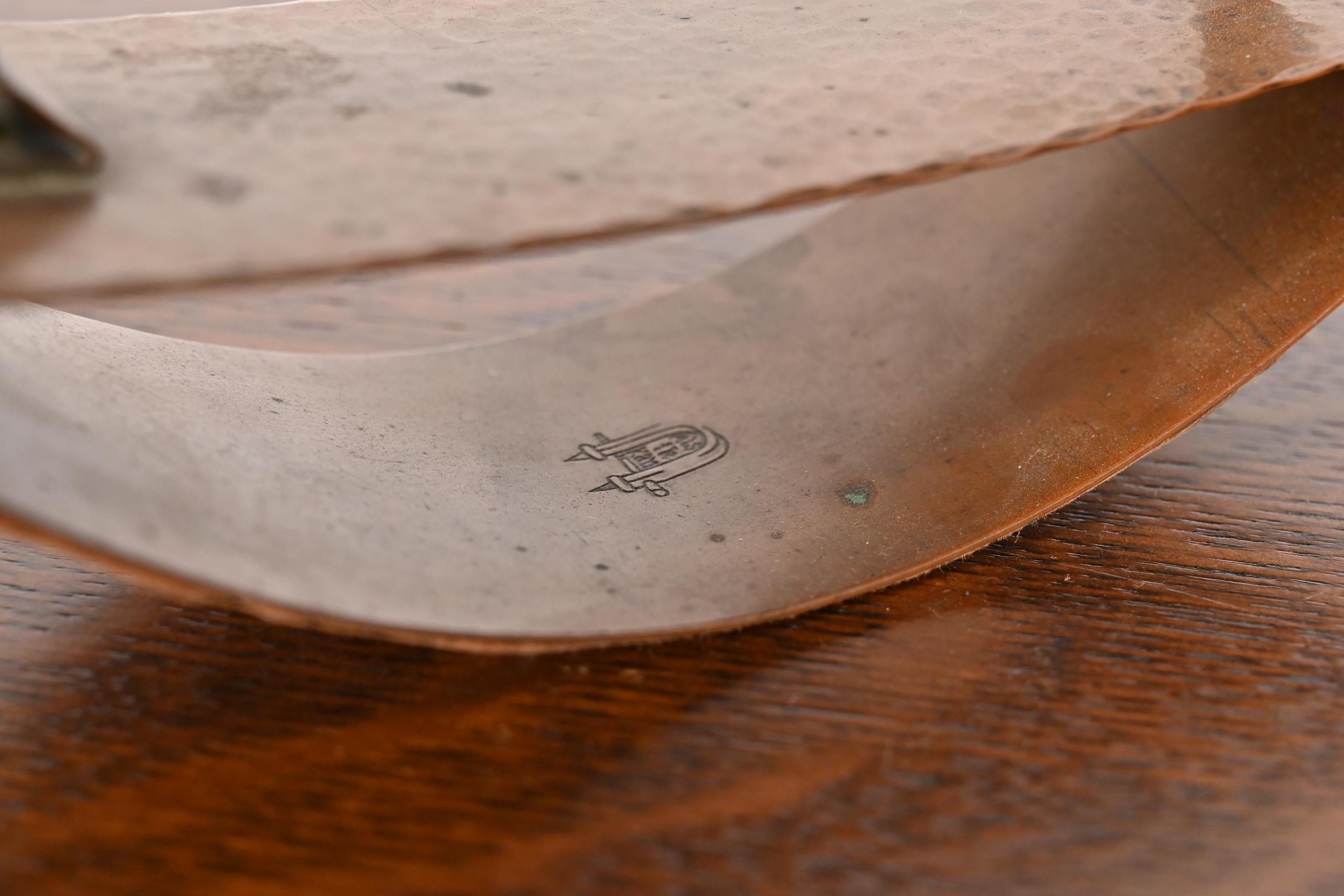 Cuivre Chemisier à bascule en cuivre martelé signé Gustav Stickley Arts & Crafts en vente