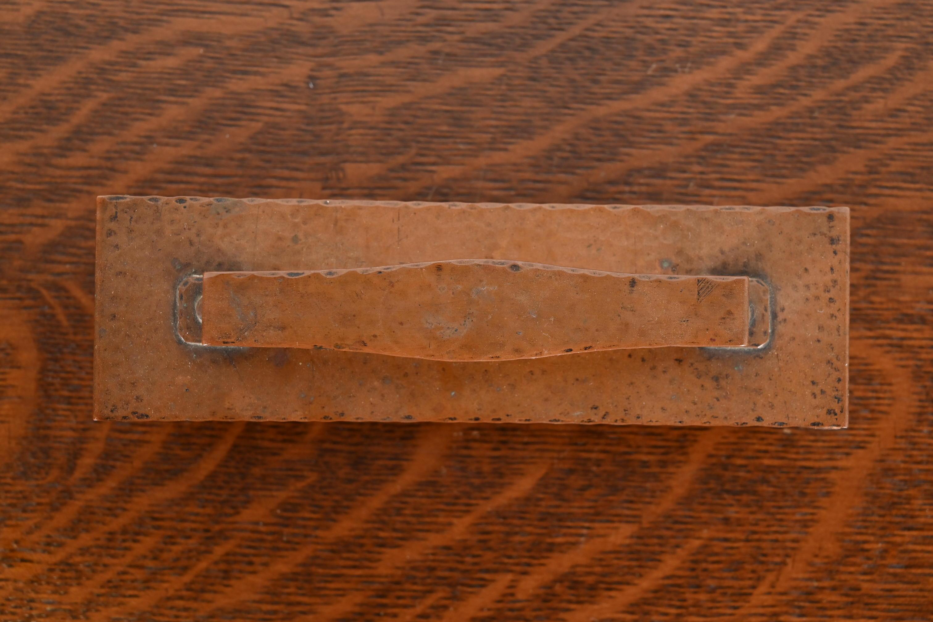 Chemisier à bascule en cuivre martelé signé Gustav Stickley Arts & Crafts en vente 1