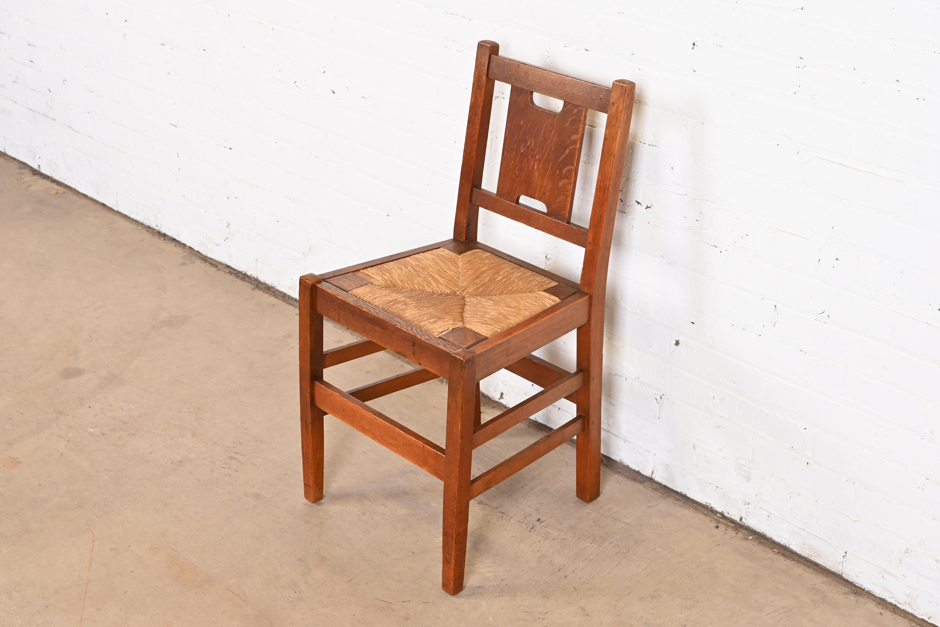 A rare and exceptional antique Mission or Arts & Crafts H-back desk chair or side chair

By Gustav Stickley

USA, Early 20th Century

Solid quarter sawn oak, with original rush seat.

Measures: 16.75