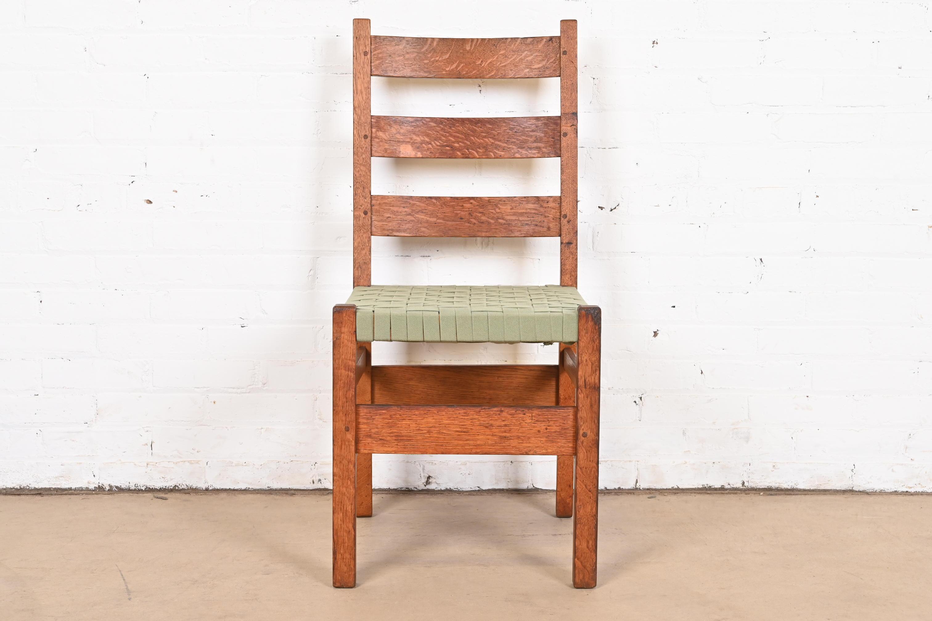 A rare and exceptional antique Mission or Arts & Crafts ladder back desk chair or side chair

By Gustav Stickley

USA, Early 20th Century

Solid quarter sawn oak, with woven upholstered seat.

Measures: 17