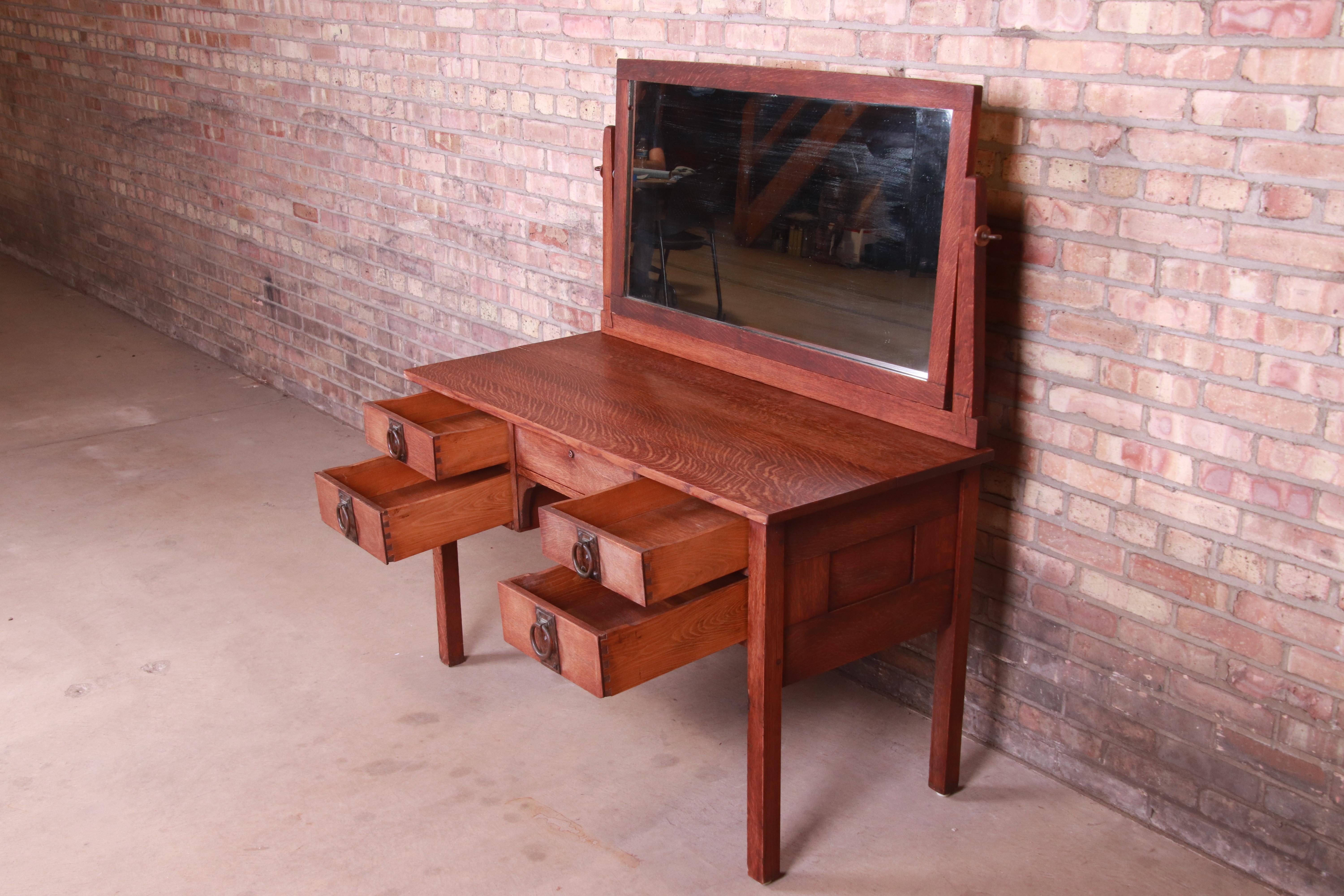 Signed Gustav Stickley Mission Oak Arts & Crafts Dressing Table, Circa 1909 In Good Condition In South Bend, IN