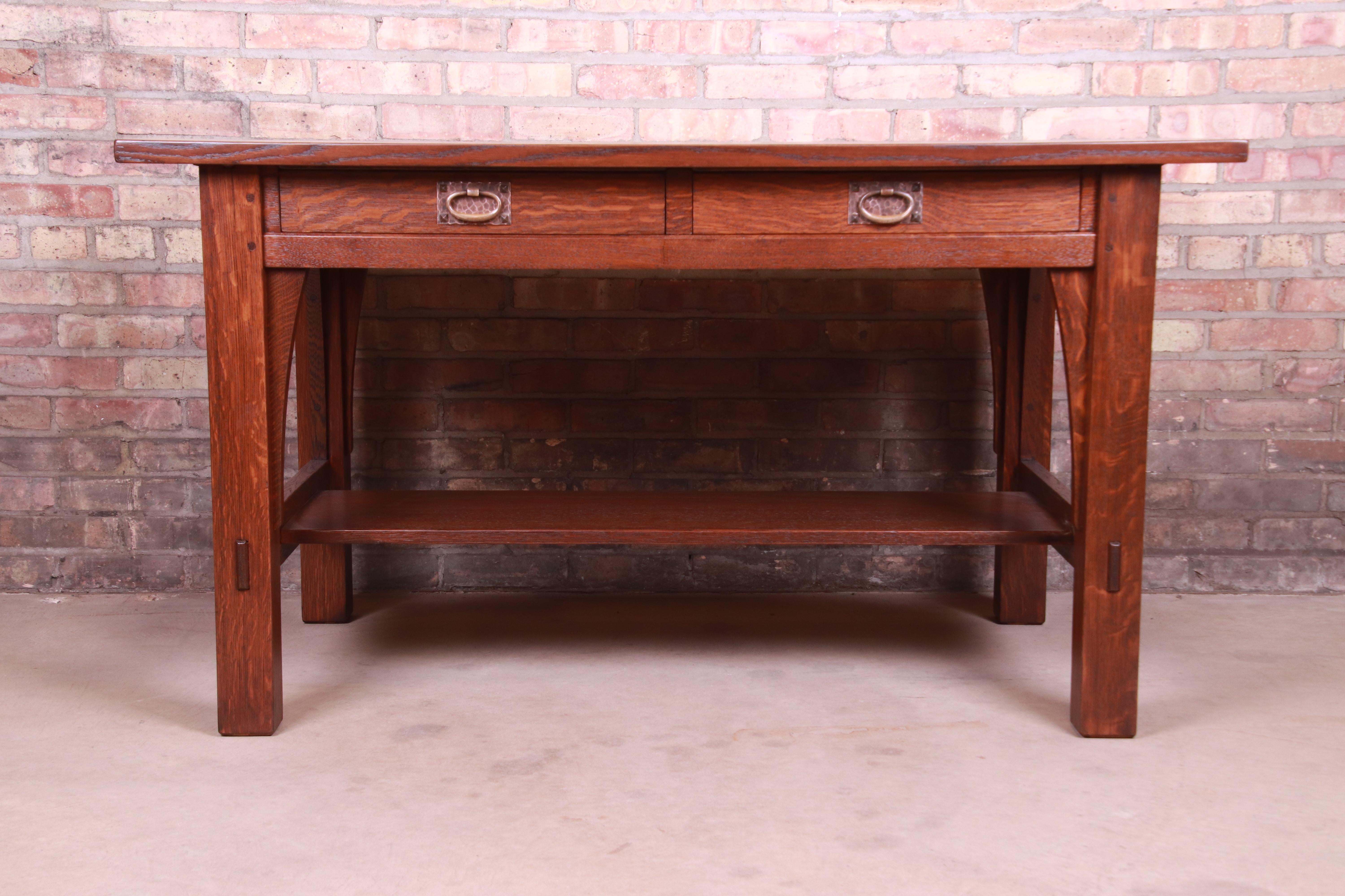 A rare and exceptional antique Mission oak Arts & Crafts writing desk or library table

By Gustav Stickley (original label present)

USA, Circa 1900

Solid quarter sawn oak, with original hammered copper hardware.

Measures: 54.25