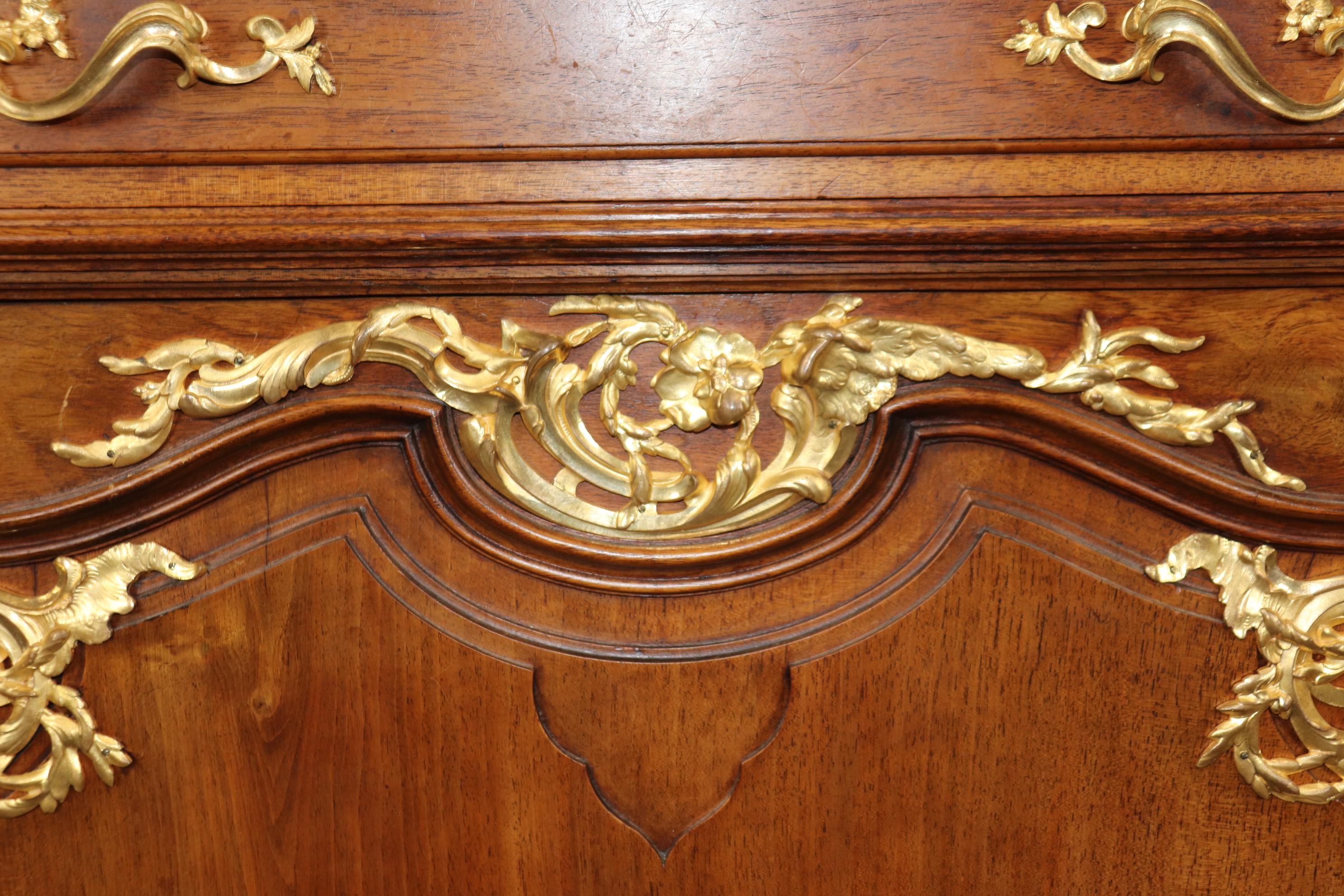 Firmata Haentges Freres Dore' Bronzo Ormolu Credenza francese Luigi XV con piano in marmo in vendita 5