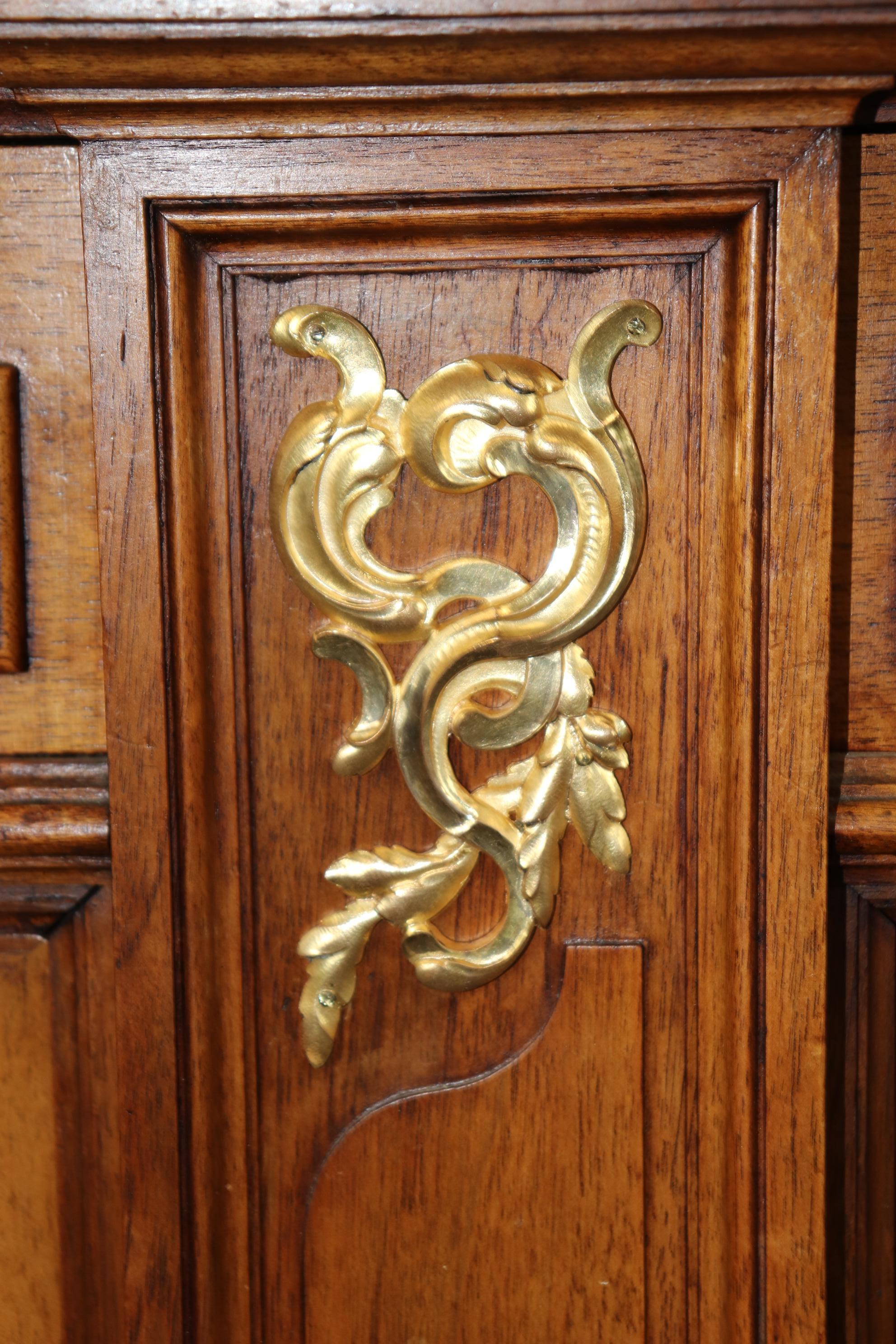 Firmata Haentges Freres Dore' Bronzo Ormolu Credenza francese Luigi XV con piano in marmo in vendita 6