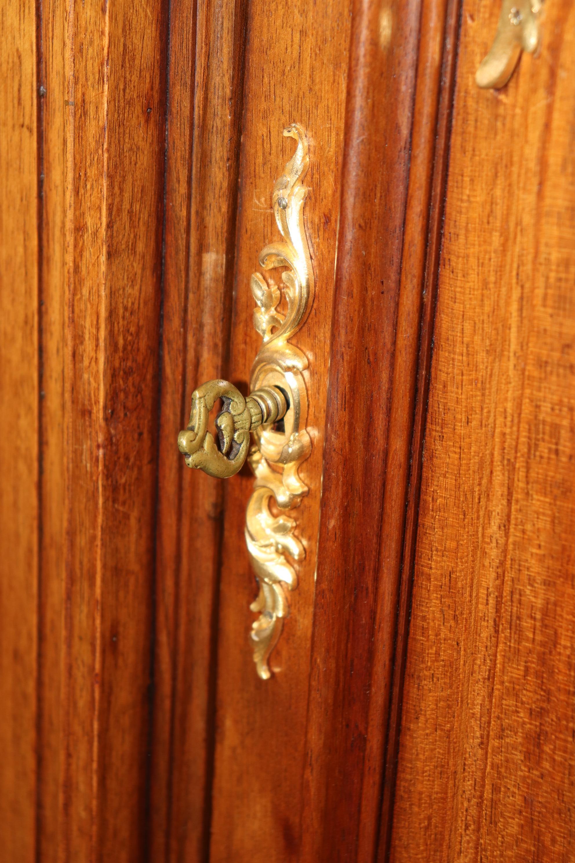 Firmata Haentges Freres Dore' Bronzo Ormolu Credenza francese Luigi XV con piano in marmo in vendita 8