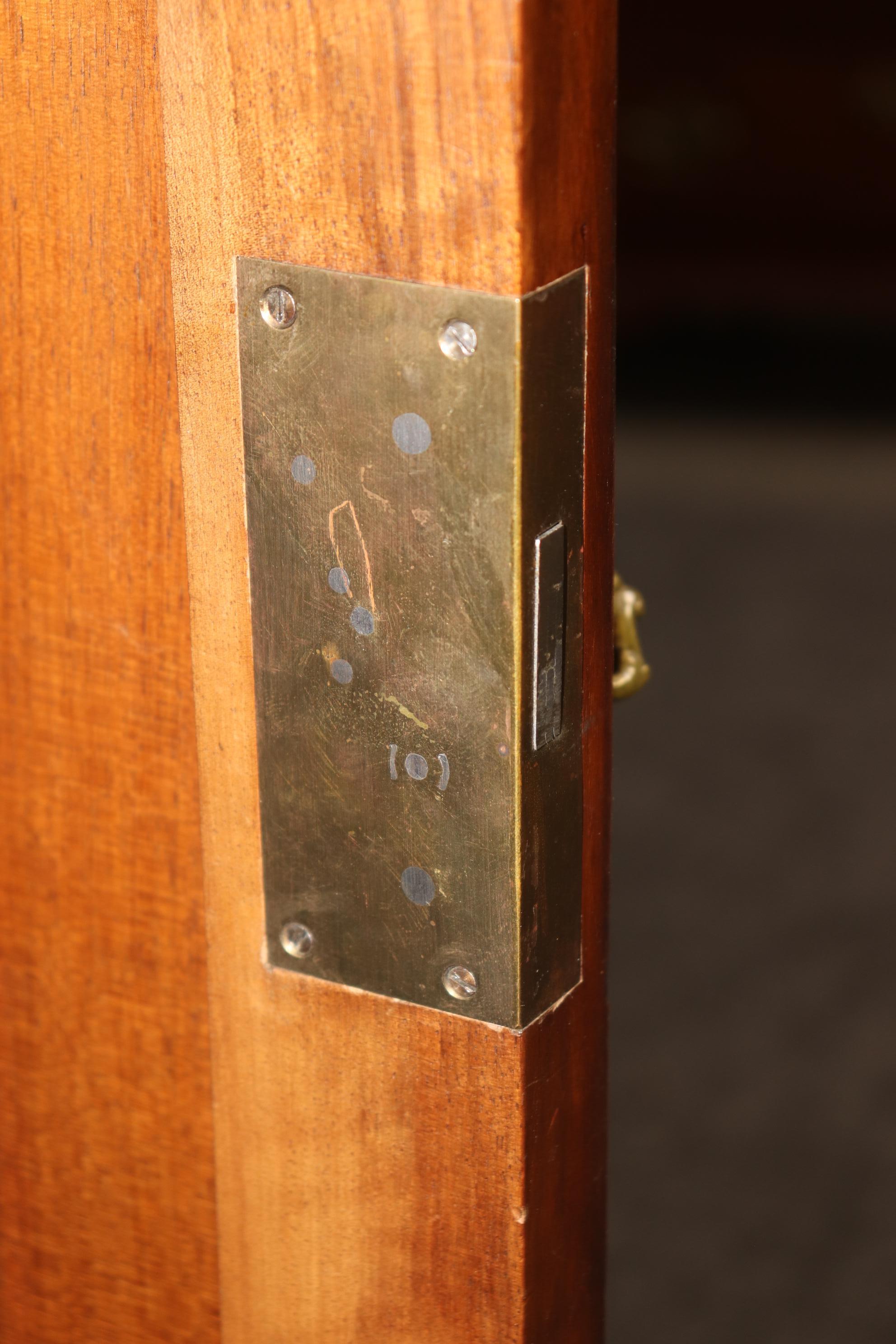 Firmata Haentges Freres Dore' Bronzo Ormolu Credenza francese Luigi XV con piano in marmo in vendita 9