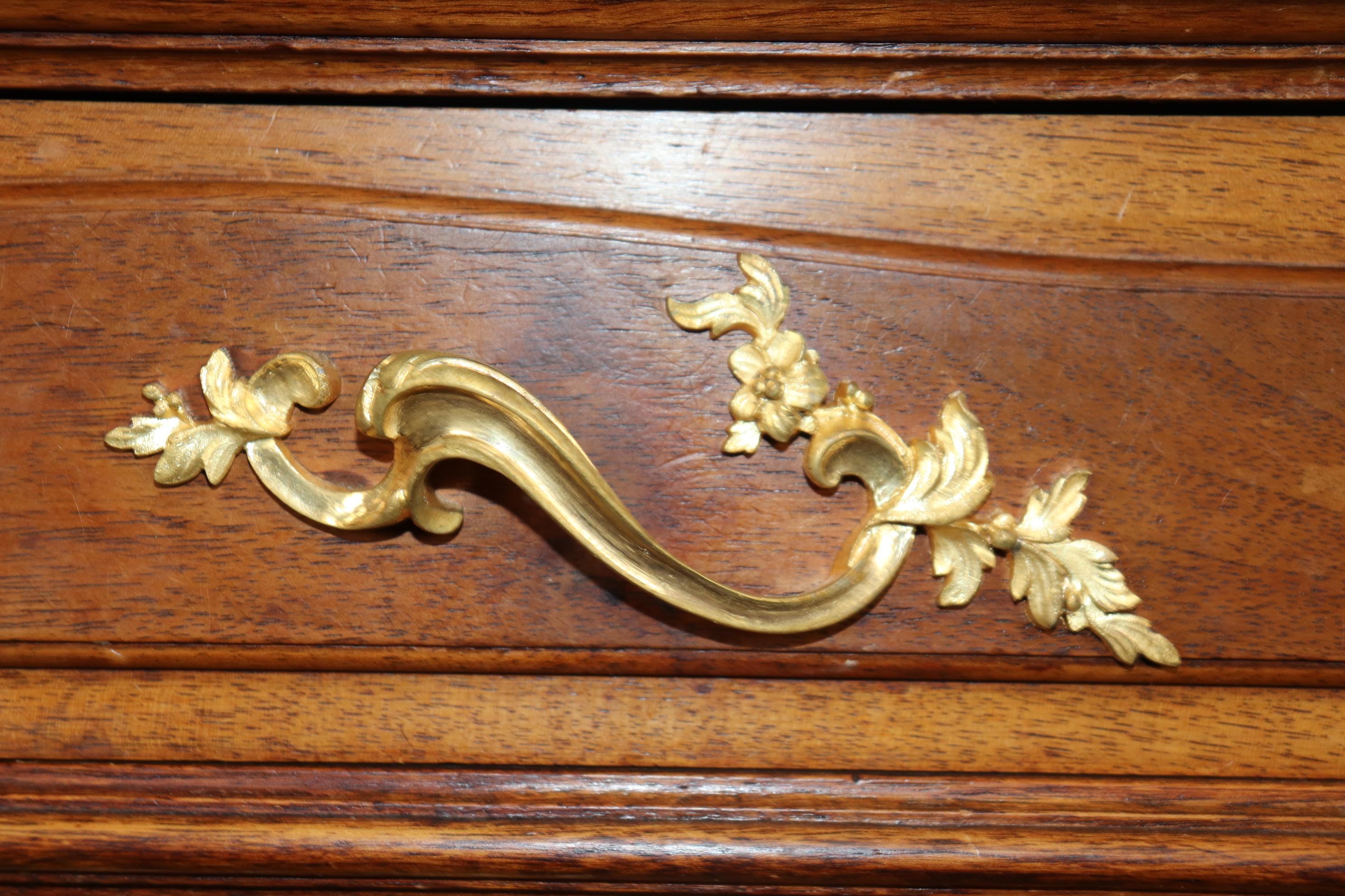 Firmata Haentges Freres Dore' Bronzo Ormolu Credenza francese Luigi XV con piano in marmo in vendita 10