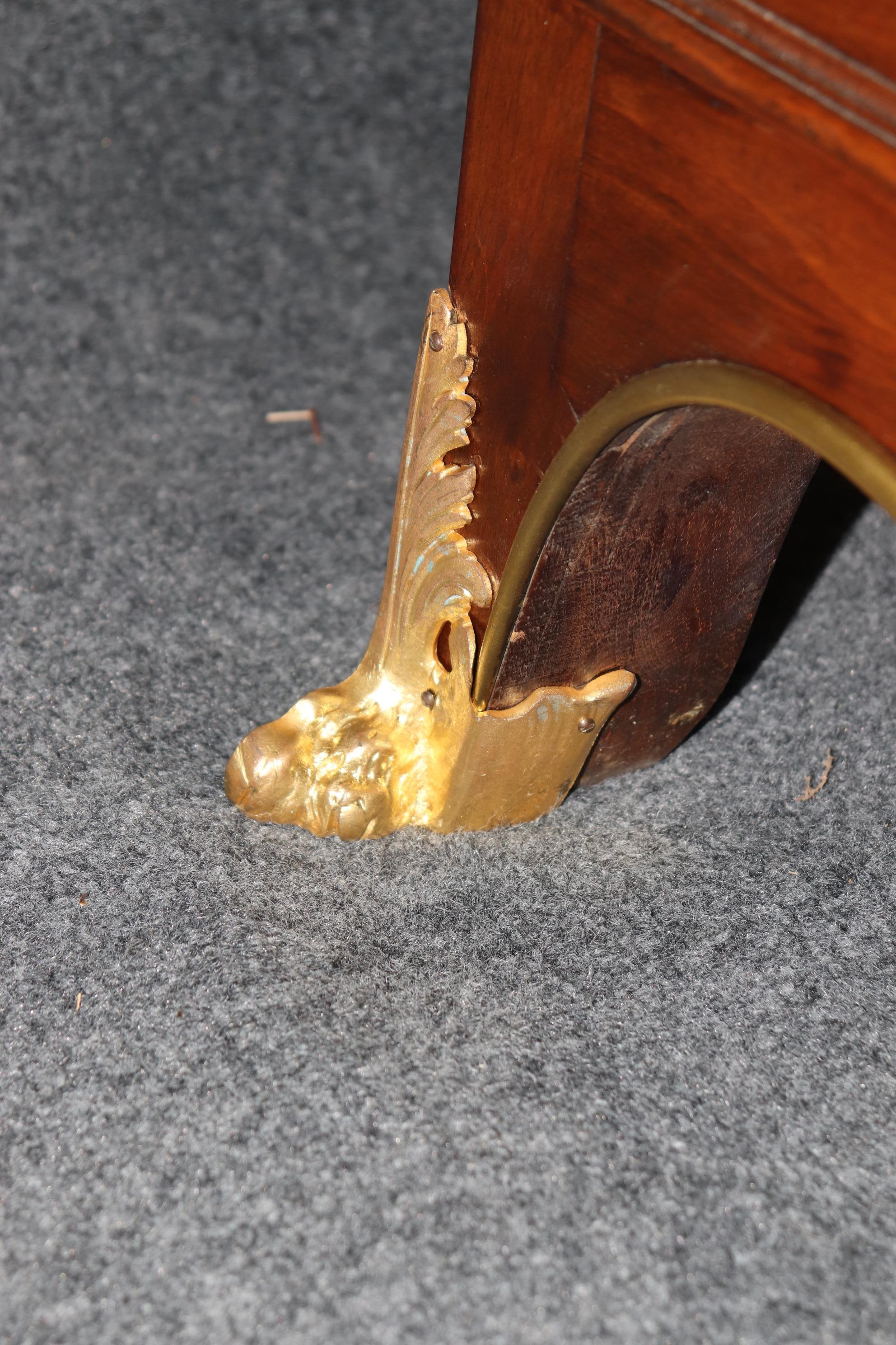 Firmata Haentges Freres Dore' Bronzo Ormolu Credenza francese Luigi XV con piano in marmo in vendita 11