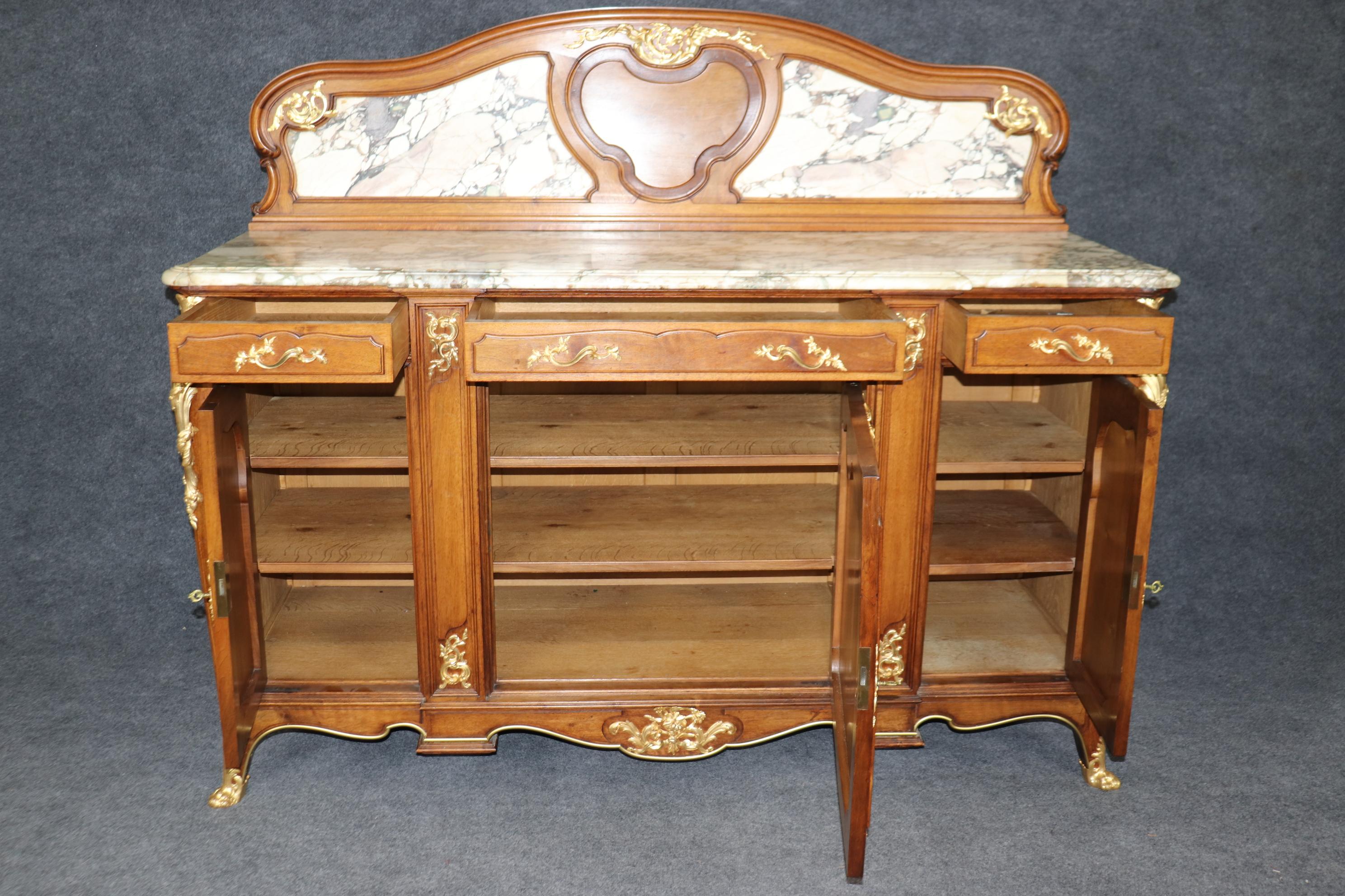 Si tratta di una splendida credenza Haentges Freres firmata su bronzo e caratterizzata da una superba fusione in bronzo ormolu in oro dorato con piedini a zampa e un raro schienale in marmo che si abbina al piano in marmo sottostante. Il pezzo è in