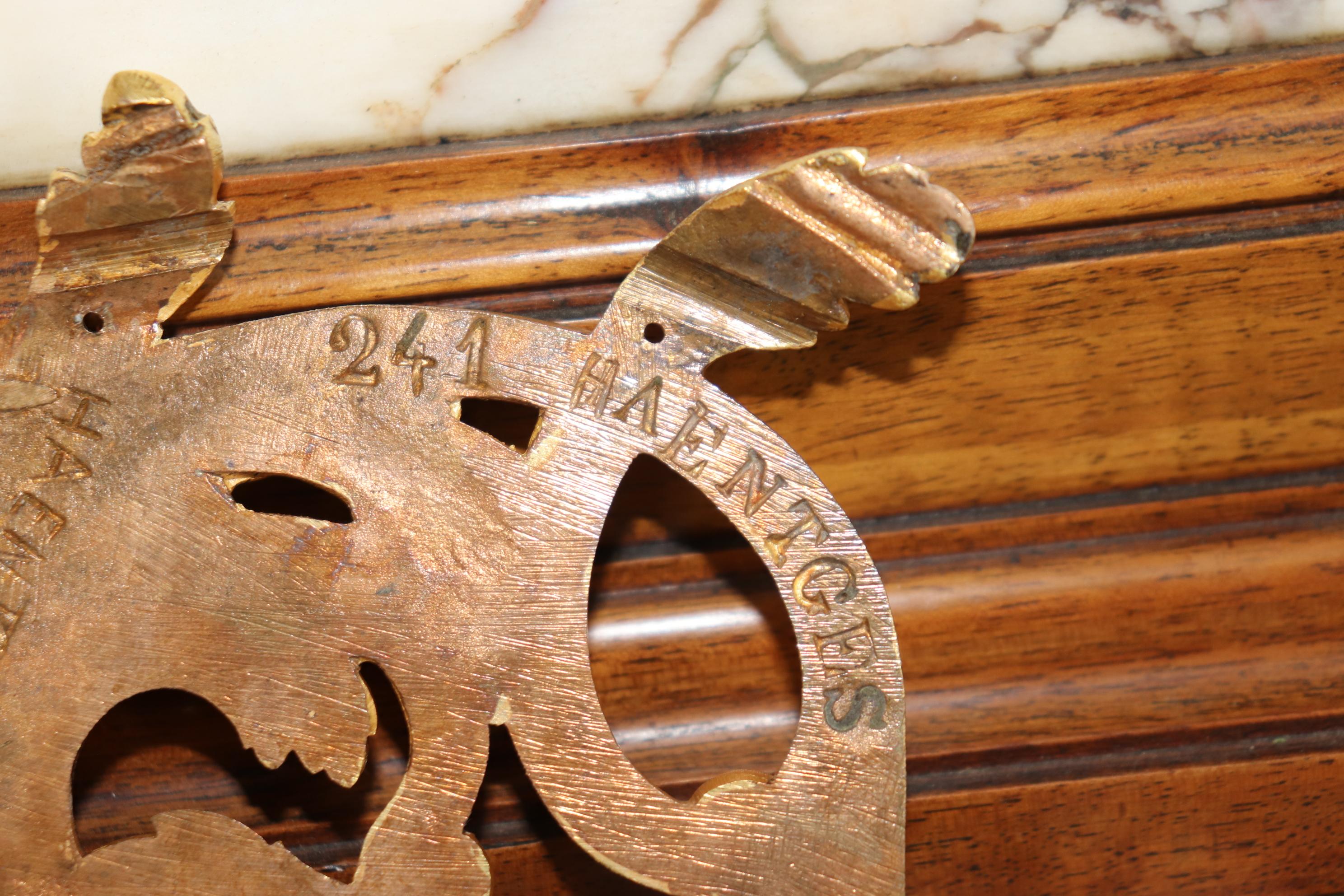Francese Firmata Haentges Freres Dore' Bronzo Ormolu Credenza francese Luigi XV con piano in marmo in vendita