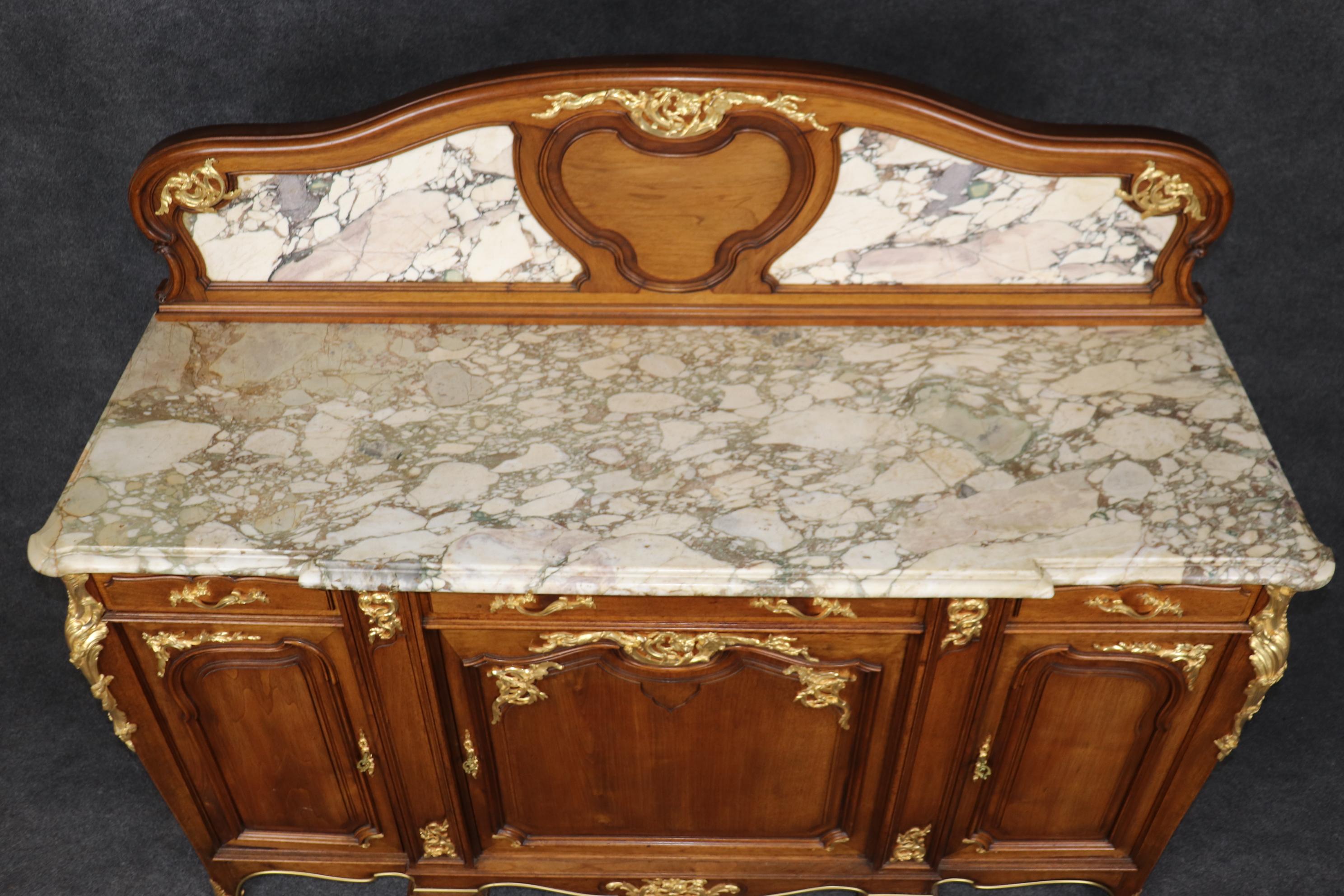 Firmata Haentges Freres Dore' Bronzo Ormolu Credenza francese Luigi XV con piano in marmo In condizioni buone in vendita a Swedesboro, NJ