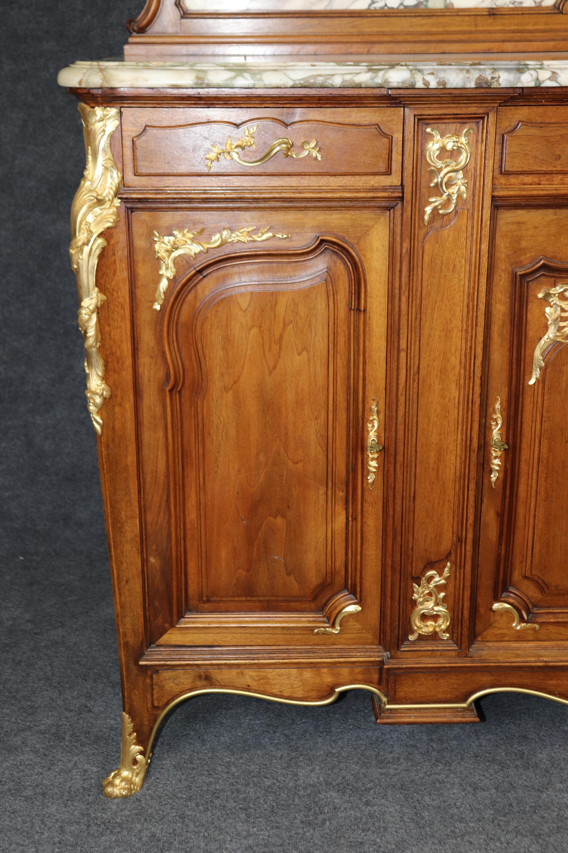 Firmata Haentges Freres Dore' Bronzo Ormolu Credenza francese Luigi XV con piano in marmo in vendita 1